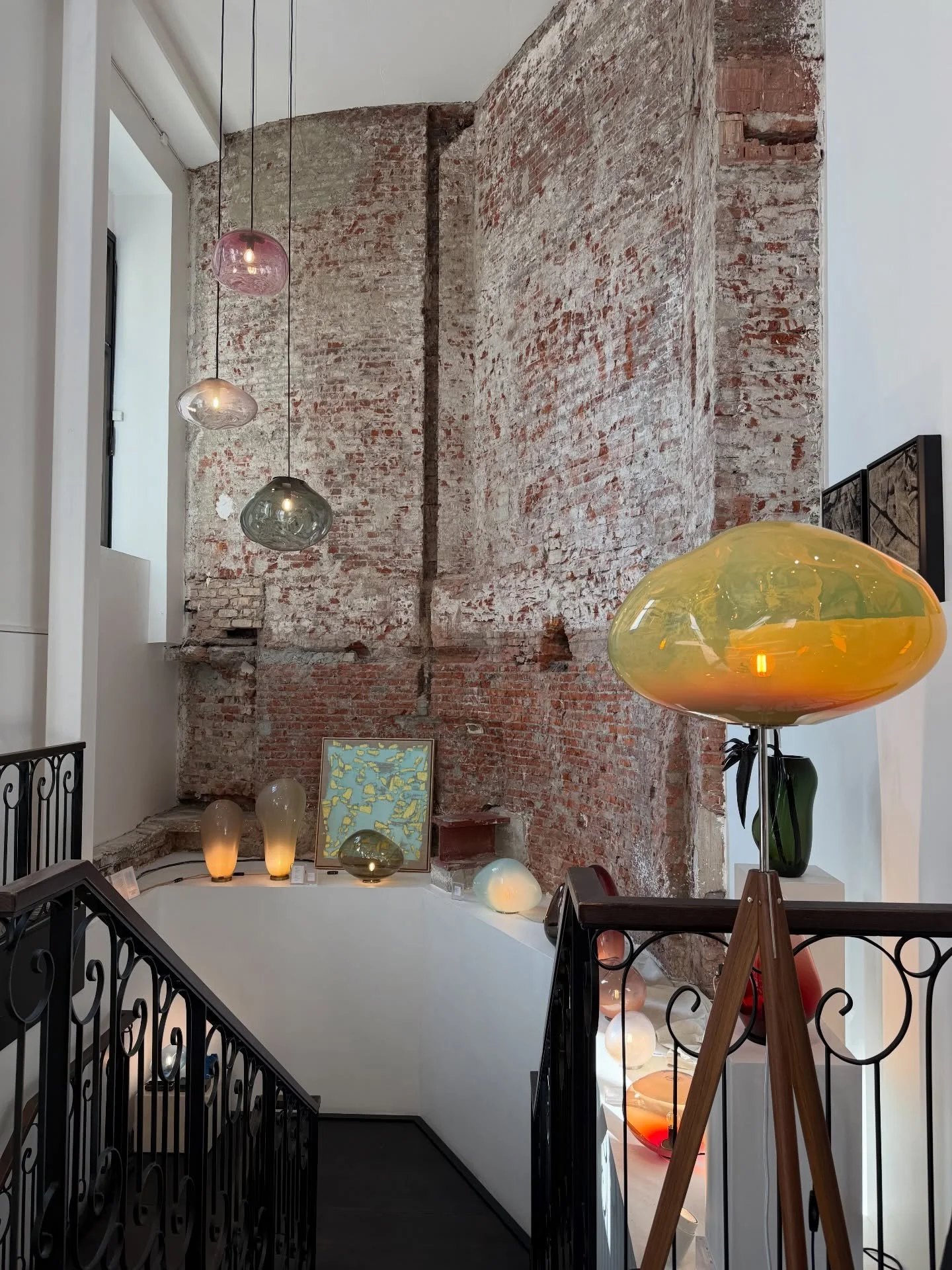 Hamburg strolls, a lot of art and a constant laughter @oscar.tarz @mon_delasrivas 🫰🏼✨

Hay personas que son lugares favoritos. Personas con las que , despu&eacute;s de estar, te sientes ligero y relajado. Personas con las que no tienes que pensar e