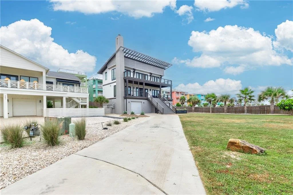 887 Oceanside Dr 4.jpg