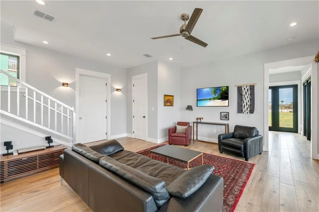 887 Oceanside Dr 9.jpg