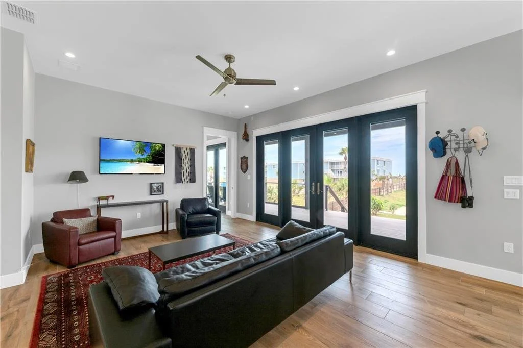 887 Oceanside Dr 11.jpg