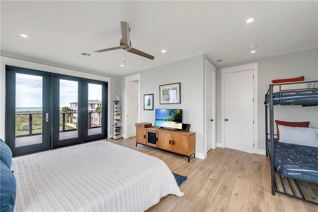 887 Oceanside Dr 31.jpg