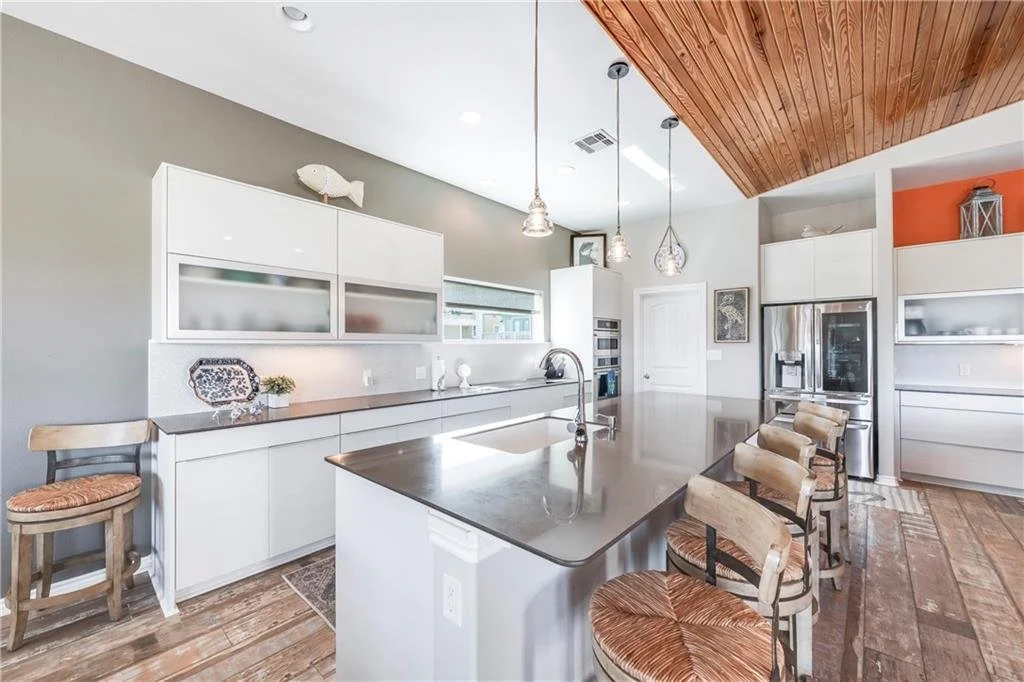 833 Oceanside Dr 11.jpg