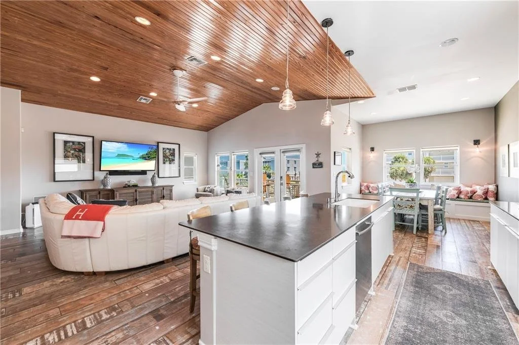 833 Oceanside Dr 15.jpg