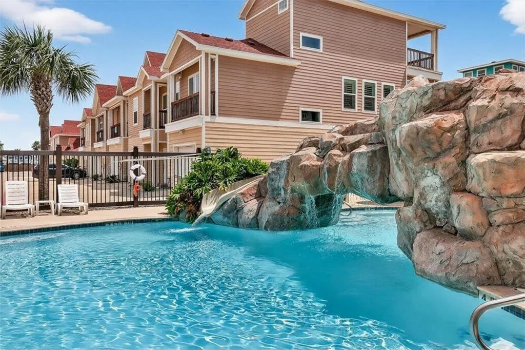 302 Beachside Townhomes 34.jpg