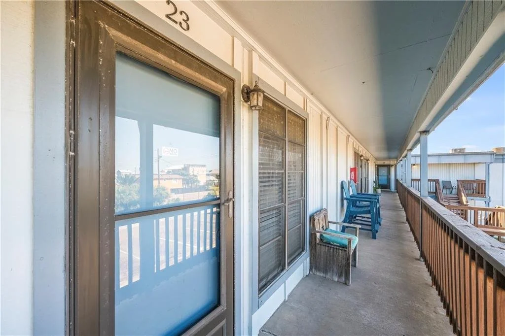 23, Mustang Isle 3.jpg