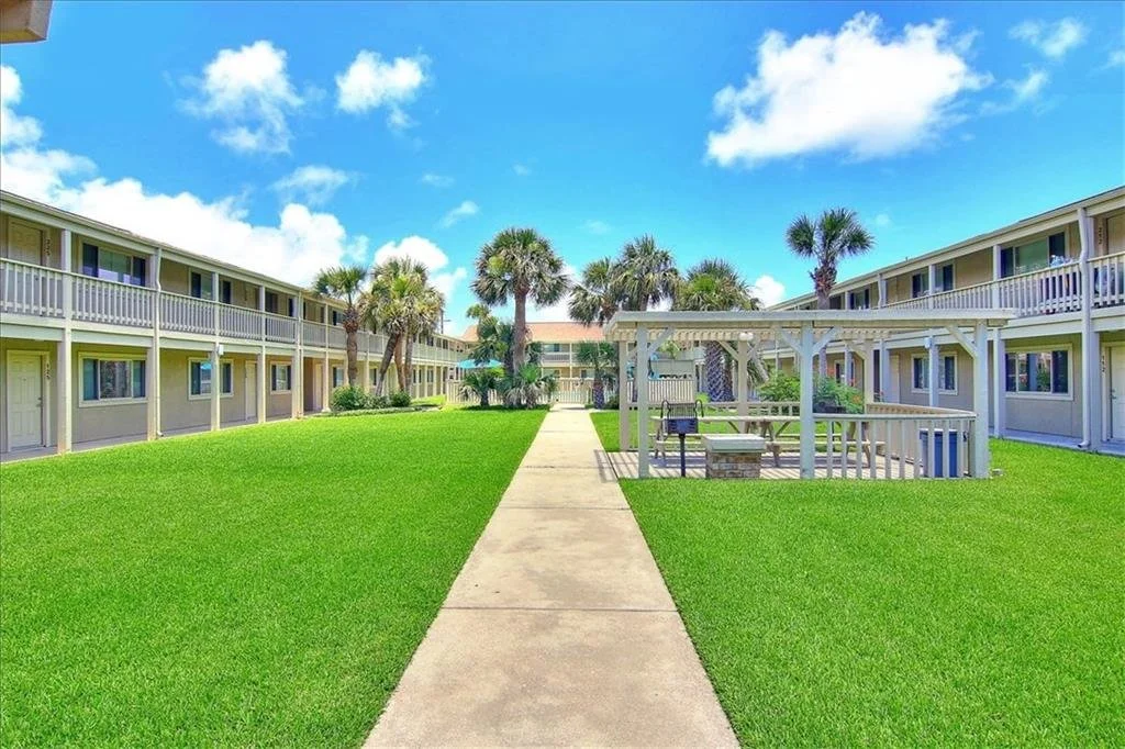 129 Courtyard Condos 33.jpg