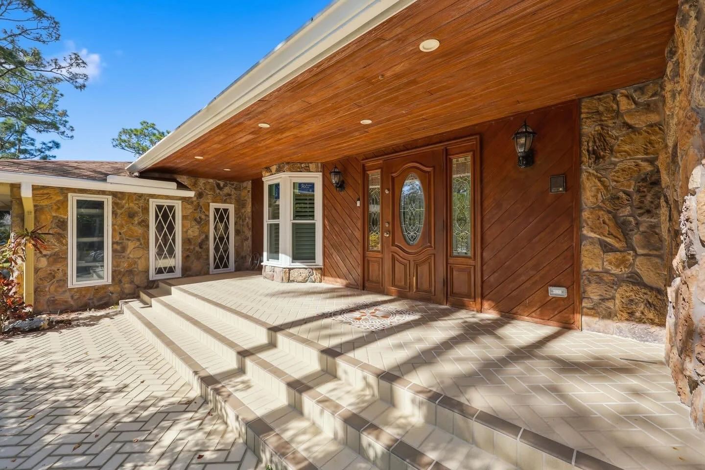 Just Listed 

10297 Sandy Run
Jupiter Farms 

-1.2 Acre Lot 
-4 Bedrooms 
-3.5 Bathrooms
-3,030 sqft 
-2021 Roof
-Salt Chlorinated Pool
-Private Pond 

Listed at $899,000

Message me for more info! 

.
.
.
#jupiterfarmslife #jupiterrealtor #jupiterre