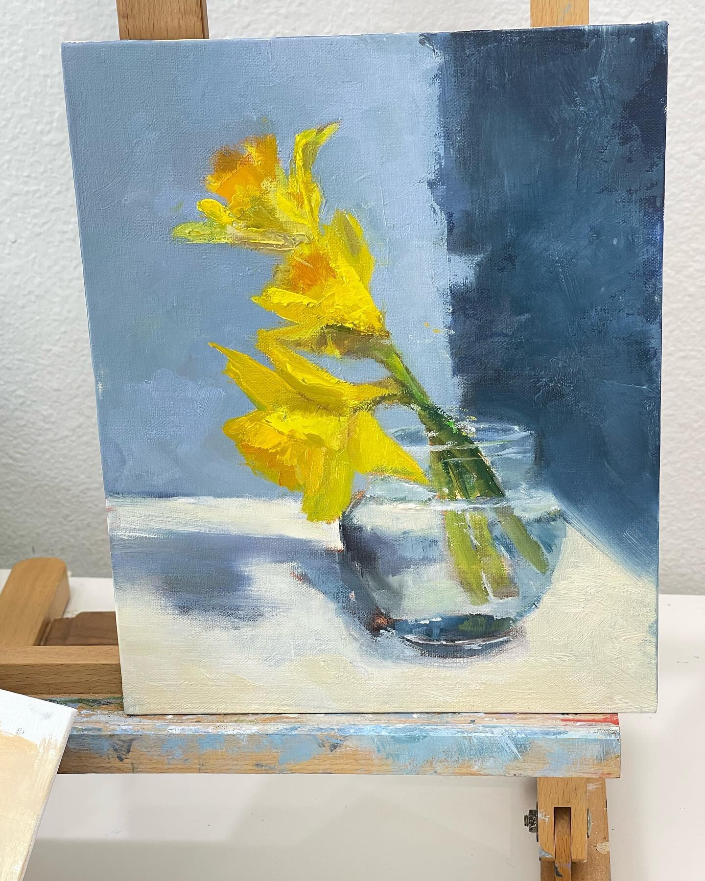 Thinking daffodil&rsquo;s. My small offering of 3 daffies for Nantucket&rsquo;s Daffodil Weekend Festivities #daffodilfestival #nantucket #stilllifepainting #observationalpainting #creativeuprising #ackartists