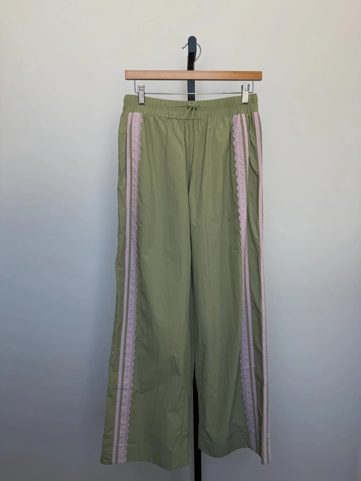 A soft sage green with pink scallop trim, these wide-leg pants are light, breezy, and easy to wear all season long. The elastic waist and airy fabric make them perfect for errands, brunch, or lounging in style 🌿swipe for the details 🤍

Available in