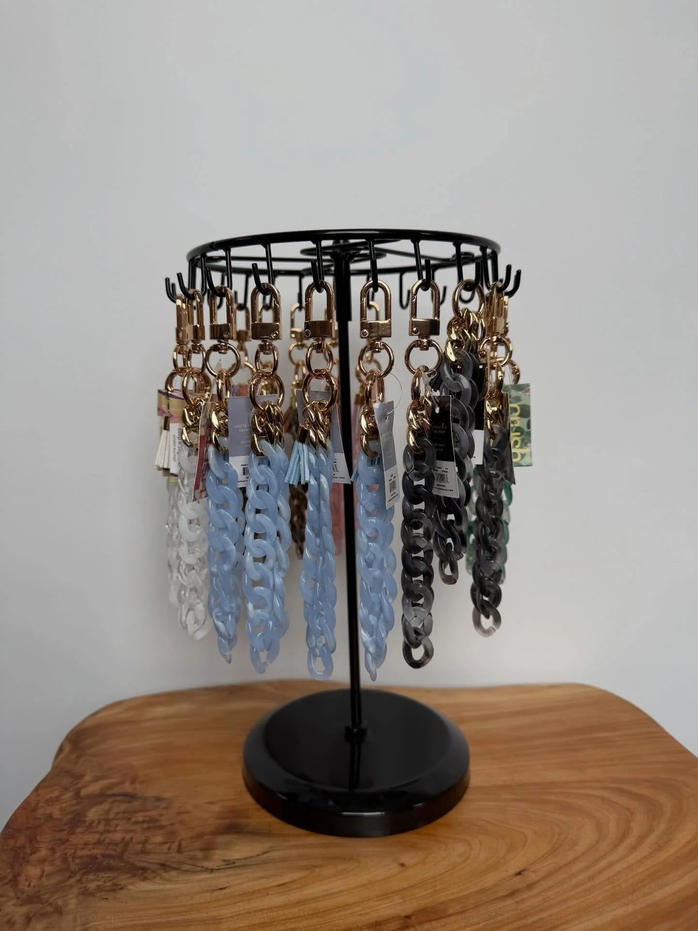 Keep it all together with these cutie keychains from Crush 💌 because every set of keys deserves a little personality and color! 

Available in several colors / retails for $9 ✨