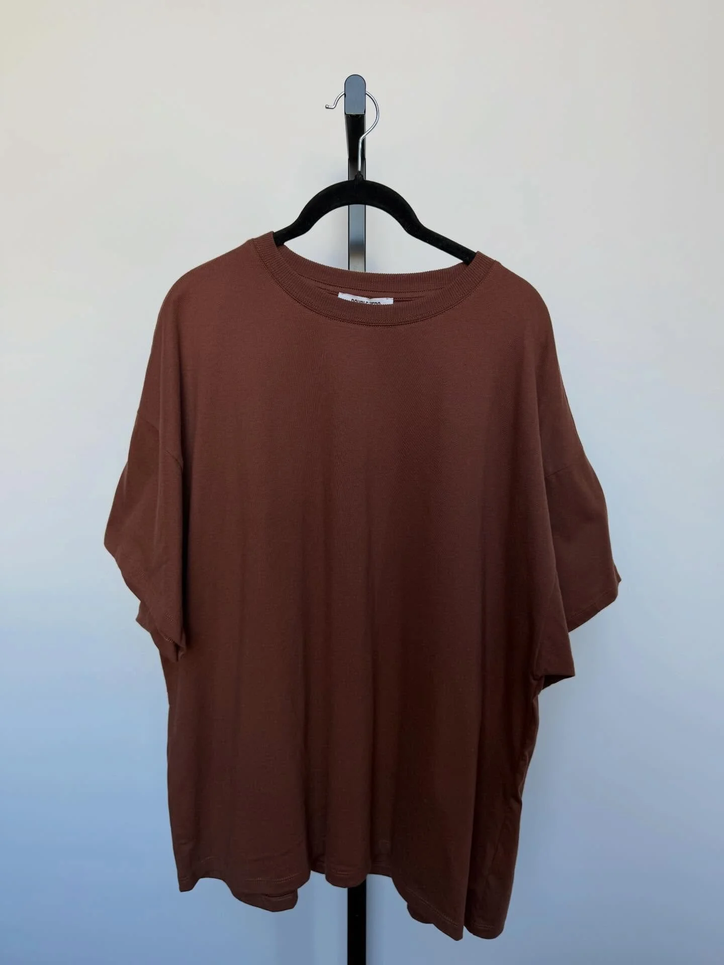 Meet your new everyday fave 🤎 Our boxy fit brown tee is the effortless staple your closets been waiting for. Soft, relaxed, perfectly oversized in all the right ways ✨

Available in sizes S-L / Retails for $27