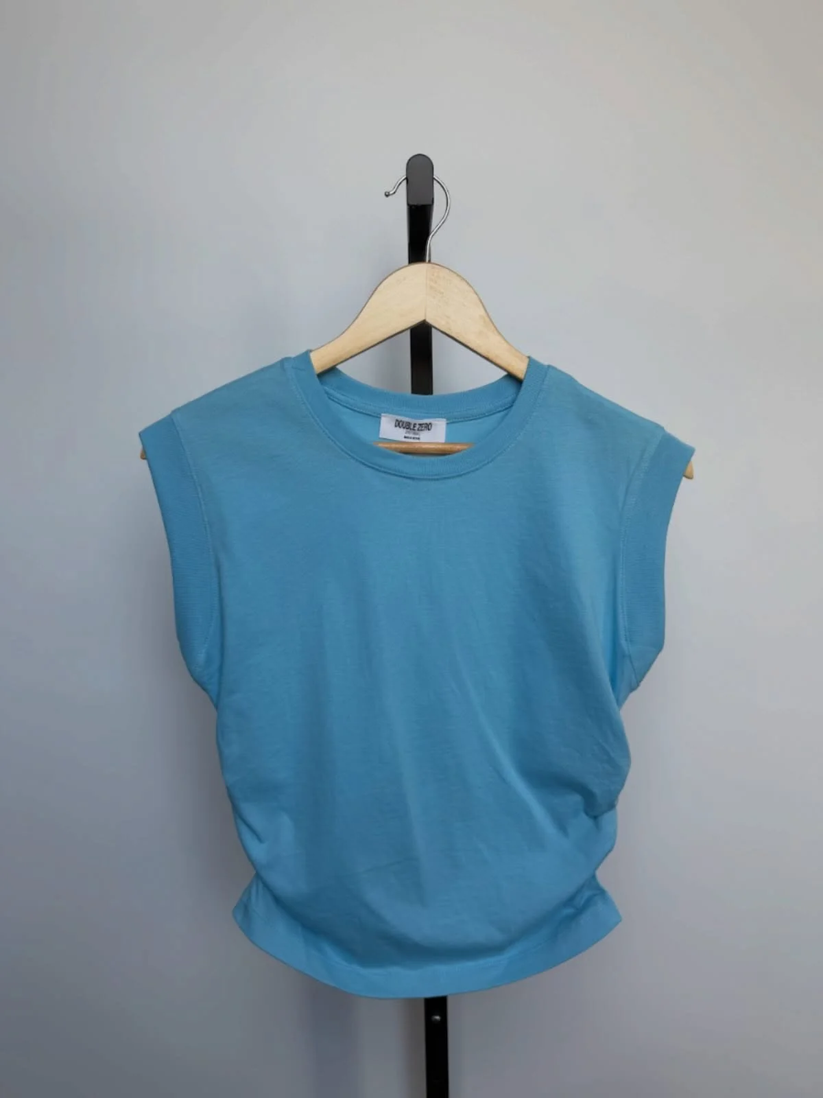 Easy tee for spring days ☁️🩵🌿 pair it with denim or leggings and go! Comfy, cute, flattering ruched waist, and the kind of basics you&rsquo;ll reach for on repeat!

Available in 3 colors (blue/green/white) in sizes S-L / Retails for $24 ✨