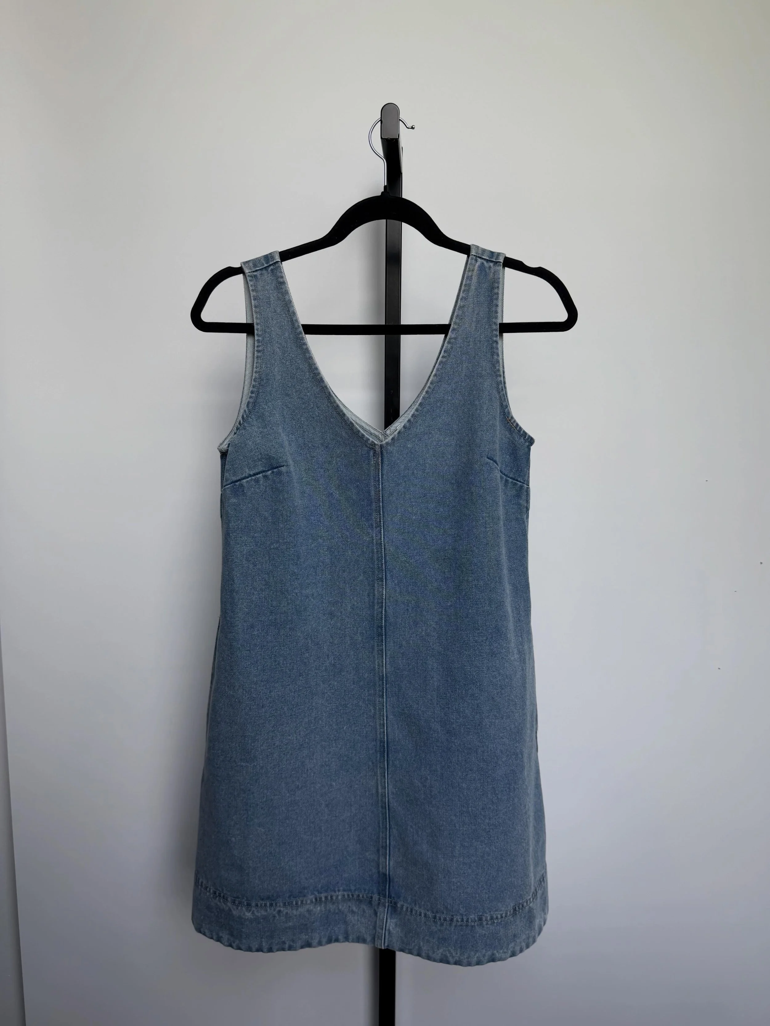 Your new favorite throw-on dress just arrived 💙 Soft denim, easy fit, and yes, it has pockets!! 

Available in sizes S-L (only one small and 2 large left!) / Retails for $40 ✨