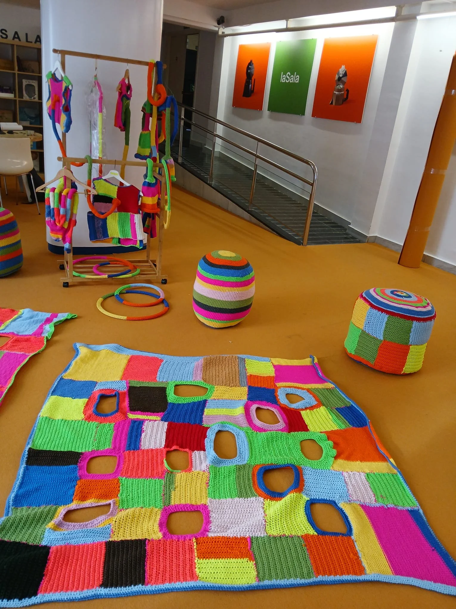 Xarxa instalación artistica diseñada por Eva Vazquez Abraham, expuesta en el teatro La Sala de Sabadell durante el Festival de artes escénicas para la primera infancia El Petit 2026