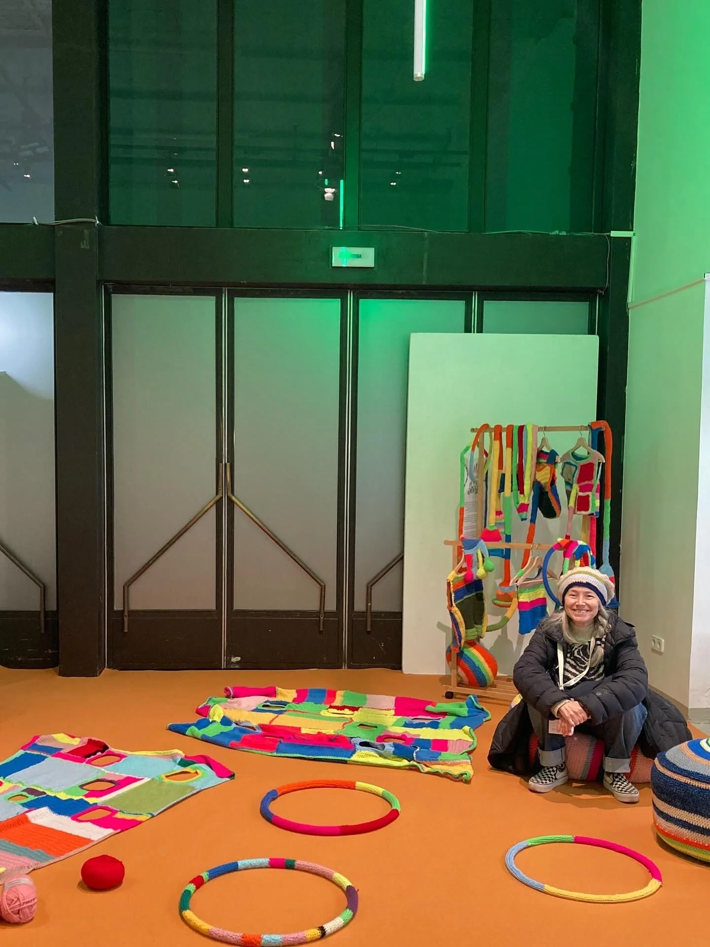 Eva Vazquez Abraham en la instalación artistica Xarxa diseñada para el Festival el Petit 2026 y realizada en cocreación con la Sala Sabadell y padres internos en centros penitenciarios de Catalunya, Grupos de Responsabilidad Parental