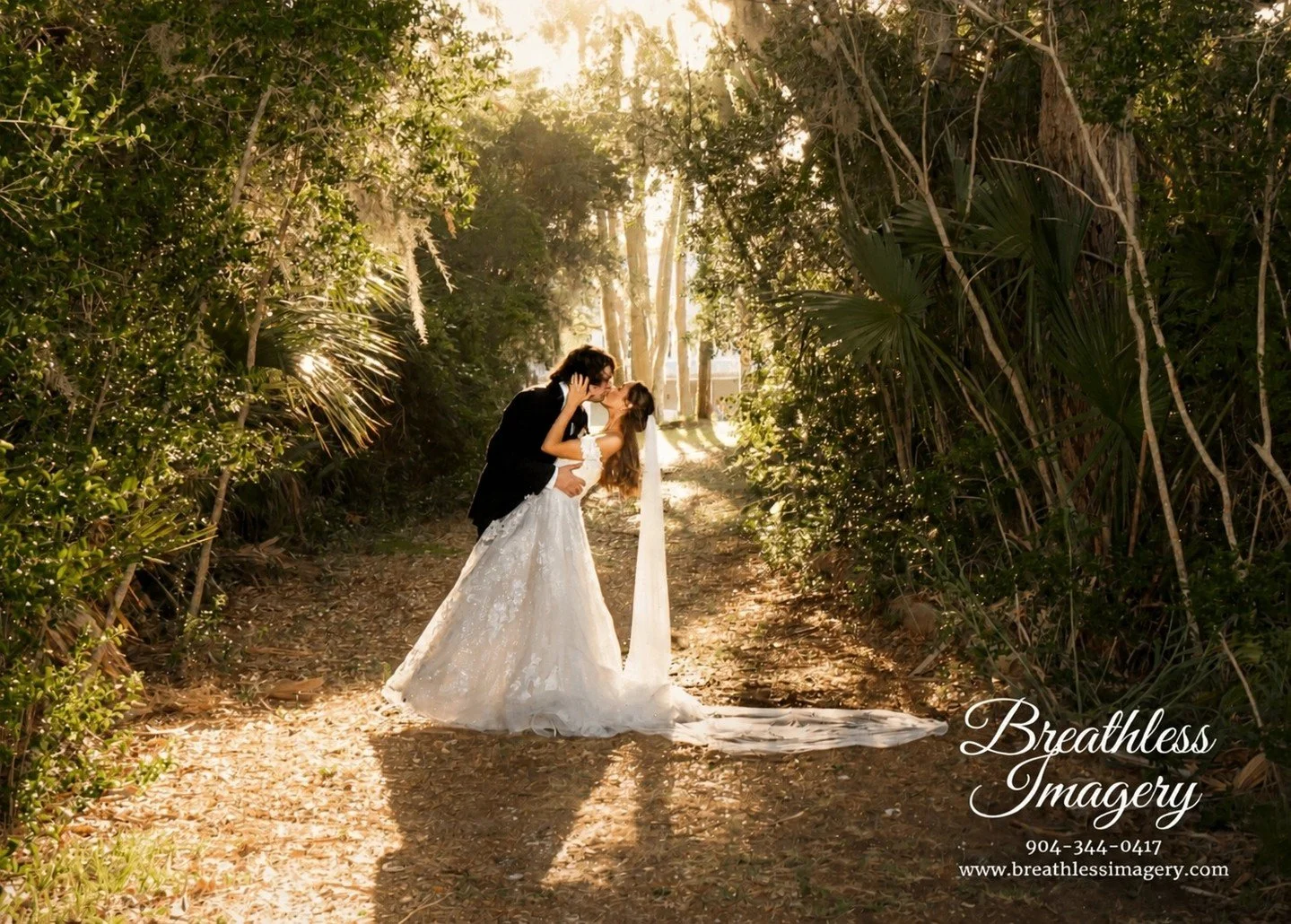 Planning a Jacksonville summer wedding? ☀️ Beat the heat &amp; afternoon showers with a smart timeline &amp; shady spots! What's your top tip? Let us know! 👇 #JaxWeddings #JacksonvilleBride #WeddingTips