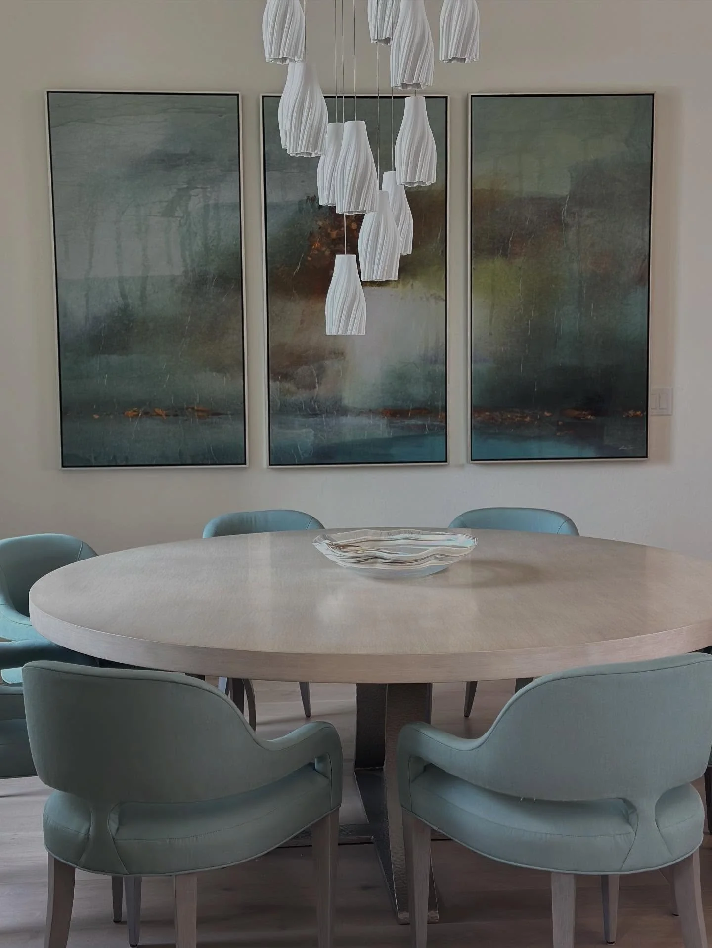 Less is often more&hellip;especially when you have a statement chandelier.  We prefer refinement in a space and account for details where needed. 

Project located in Sarasota, Florida. 

#floridainteriors #lessismore #floridaluxuryhomes #atlantainte