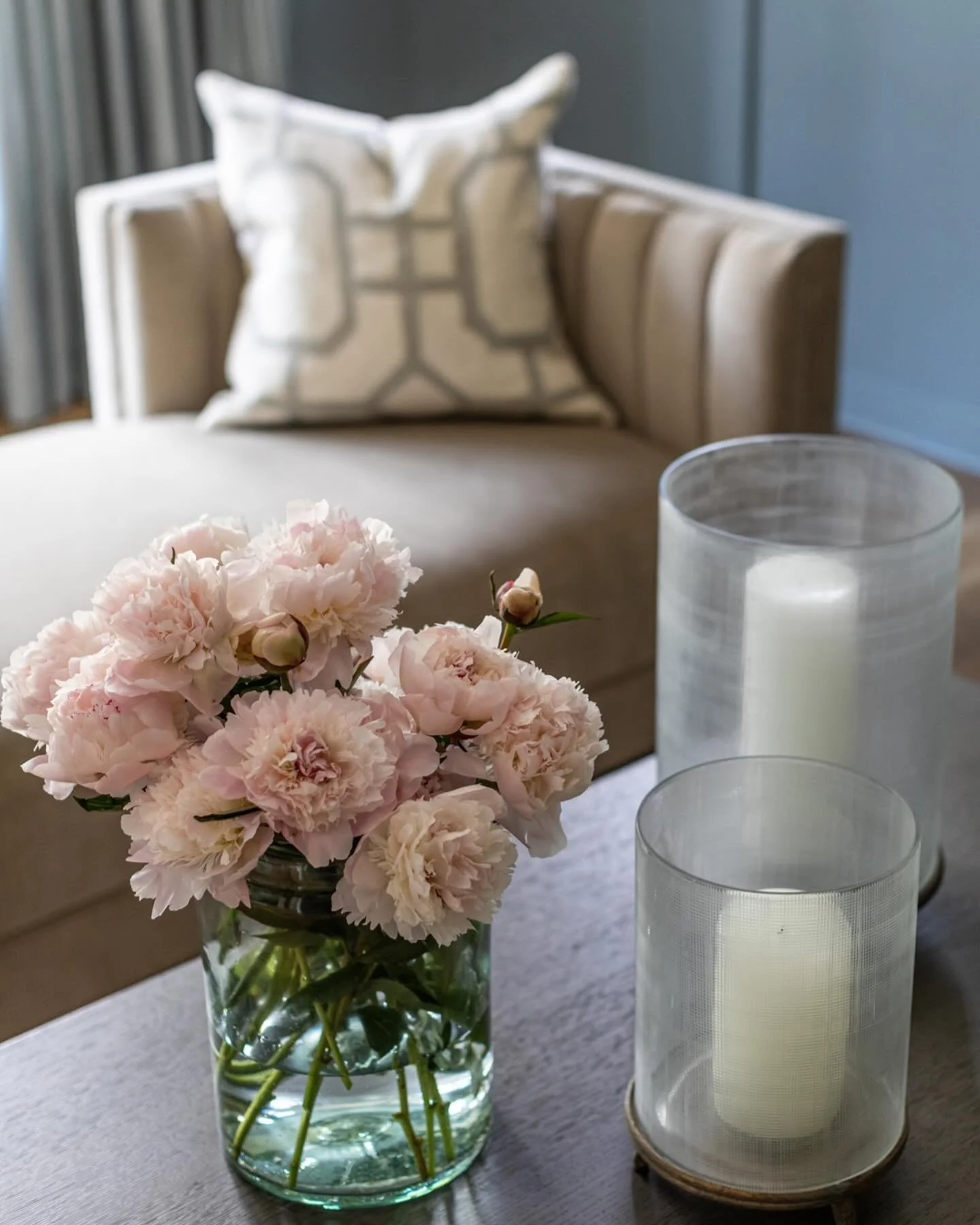 A few of my favorite things&hellip;peonies, pairs and blue wrapped rooms.

Interior Design: @alisonbakerinteriordesign

Photos: @heidiface 

#downtownalpharetta  #sittingroom #blueroom #interiordesign #interiors #happyplace