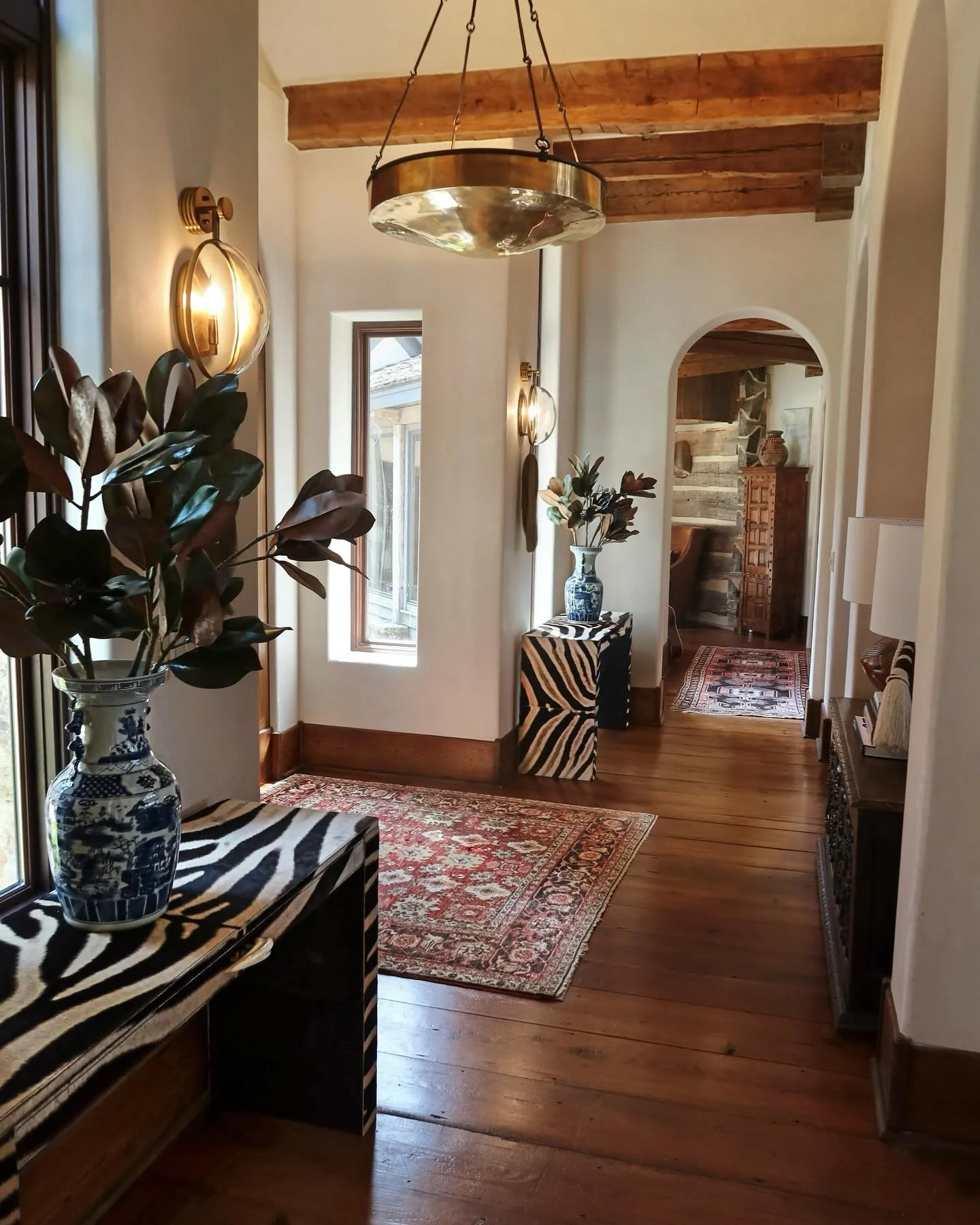 The entry to your home is the most important, as it starts to tell the story of what is yet to come&hellip;.

#interiordesign #lakeliving #foyer #reynoldslakeoconee