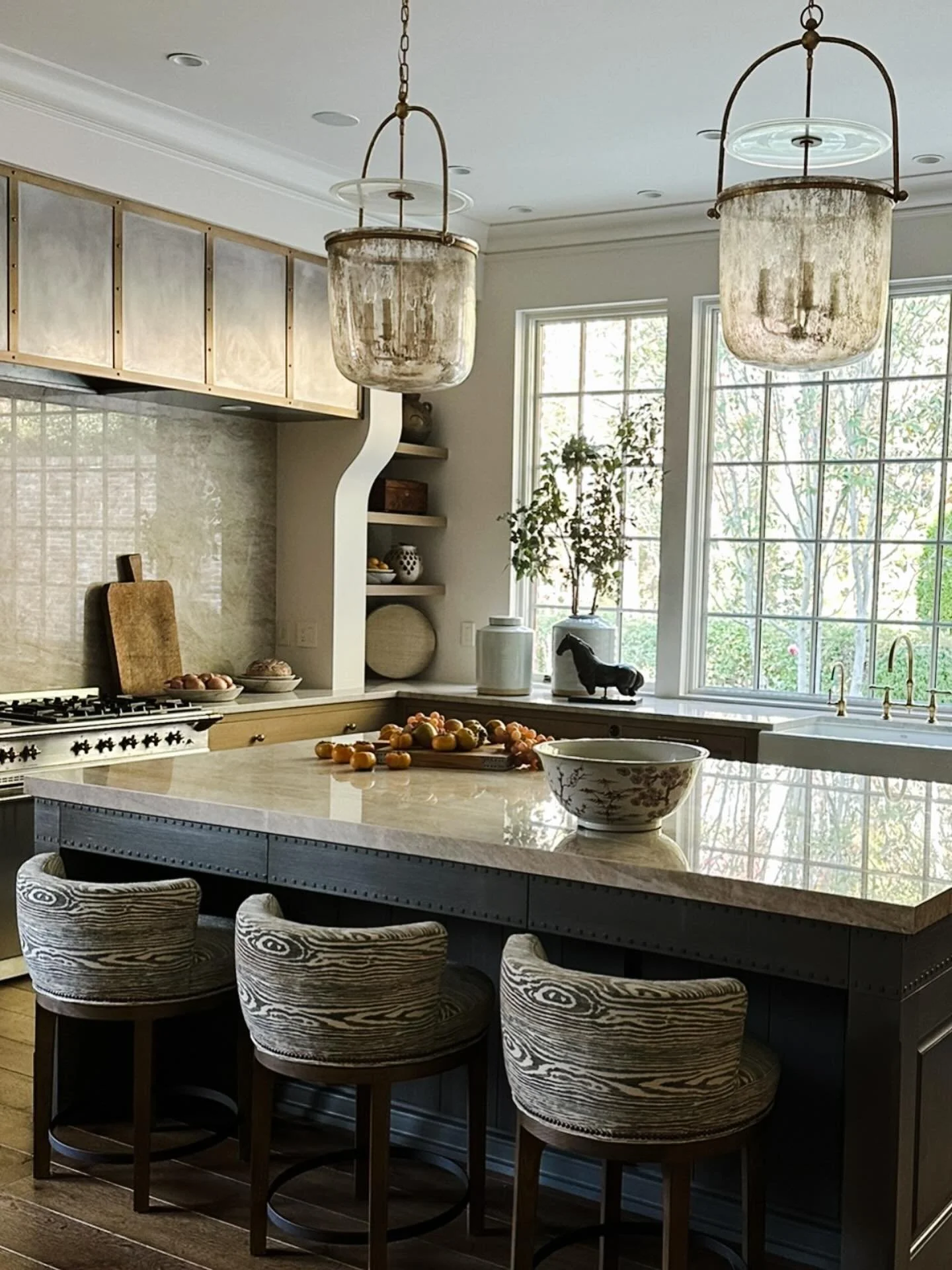 So many beautiful details, textures and warmth in this Kitchen.  Classicism always wins with us! 

Interior Design: @alisonbakerinteriordesign 
Cabinetry: @morgancreekcabinetco 
Architecture: @bradleyeheppnerarchitecture 
Builder: @garrettandingols 
