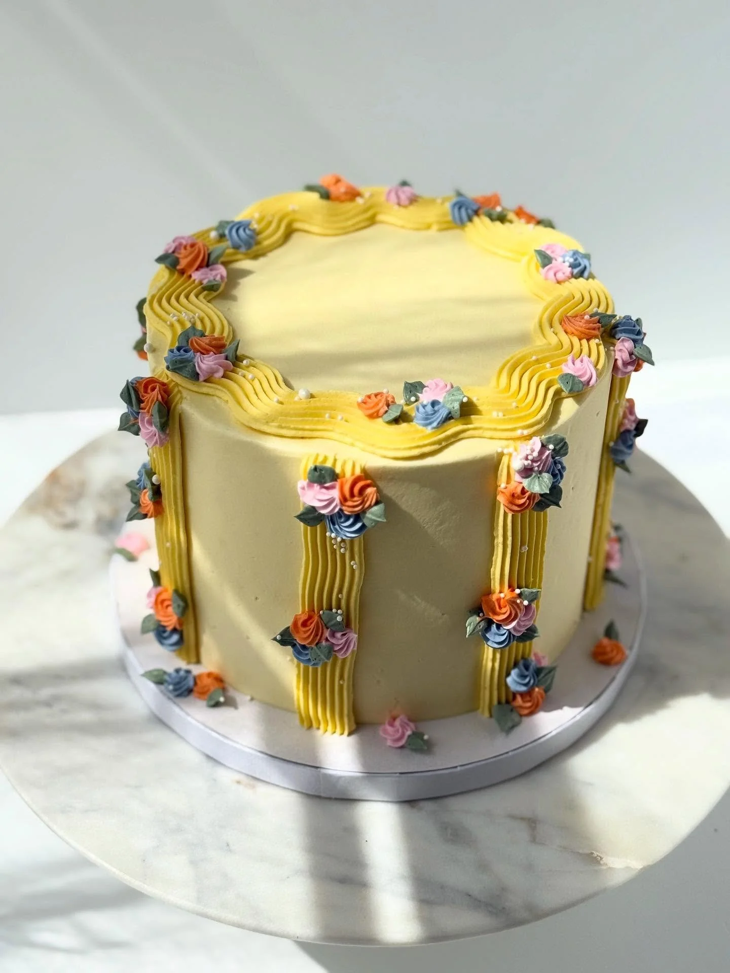 Sunny Days Cake ☀️

Supplies @nycake
Piping tips @wiltoncakes 
Colors @colour.mill 
Inspiration @bullbaker_doceria 
. 
.
.
.
.
.
#alexlarosabakery #floralcake #caketextures #colourmillmade #stripedcake