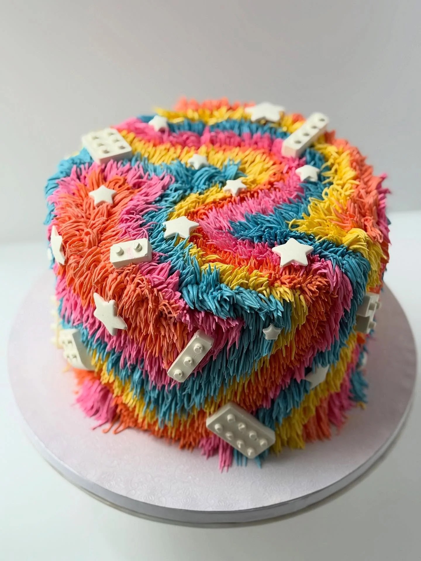 Space Club Shag 

✨ inspired by the amazing kids play space in Brooklyn @_spaceclub_ ( filled with furry walls, stars galore, and a white Lego pool)

✨I started with a full rainbow shag base

✨then I melted candy melts using star and silicone molds a