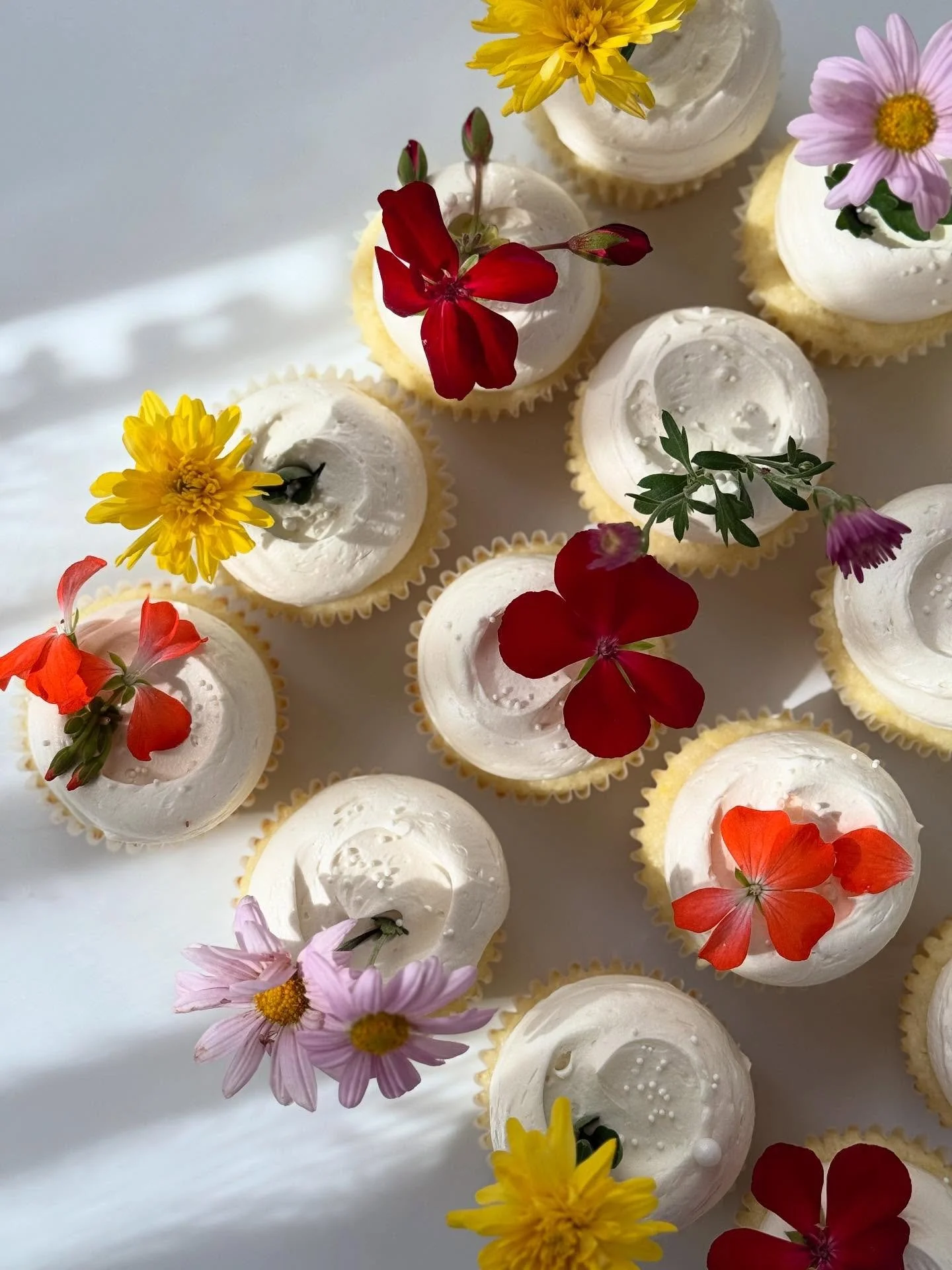 Flirty Floral Cupcakes 🌸

✨my secret to all my floral designs are using organic edible and locally grown blooms 

✨these flowers are grown just a 10 min walk from me!

✨I asked for longer stems and extra greenery to achieve this look

Supplies @nyca