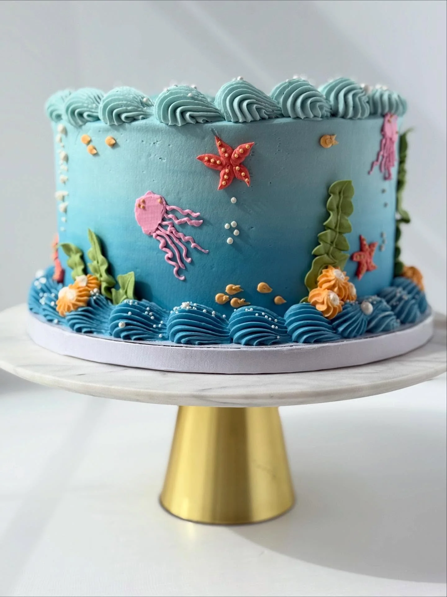 Under the sea cake 

✨I know I know it&rsquo;s not Halloween related but just made this cutie last week and fell in love 

✨I usually make under the sea cakes with silicone mold chocolate shapes but I&rsquo;m loving the piped sea creatures 

✨also ha