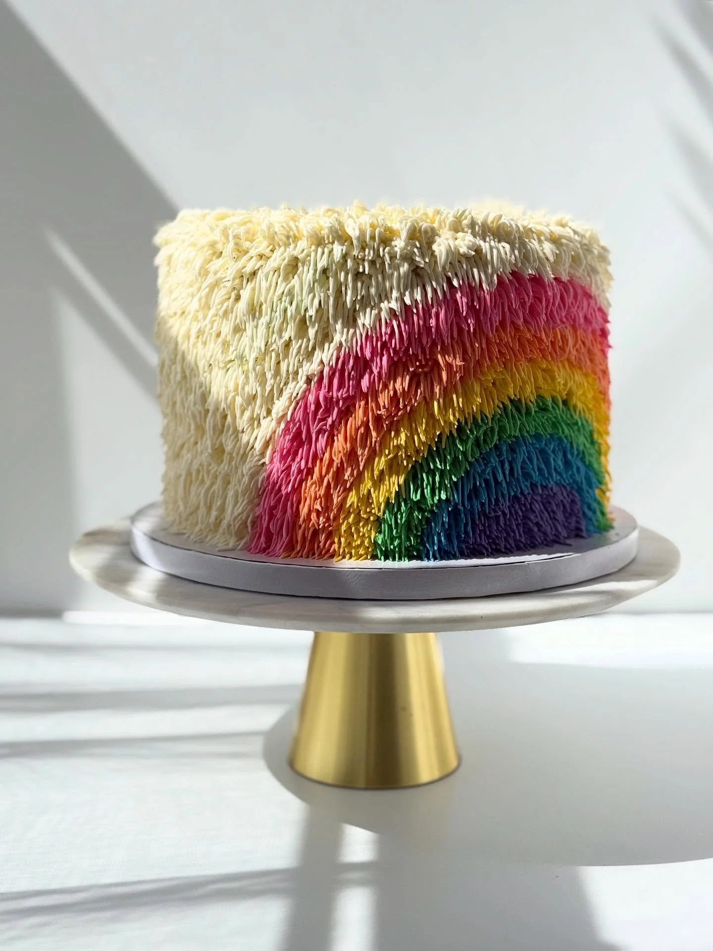 Shaggy Rainbow 🌈 

✨I love the look &amp; texture of a shag design but this was my first shag rainbow!

✨the key to shag is using a coupler and having multiple grass tips at the ready 

✨also lots of fridge breaks for your piping bag- you&rsquo;ll k