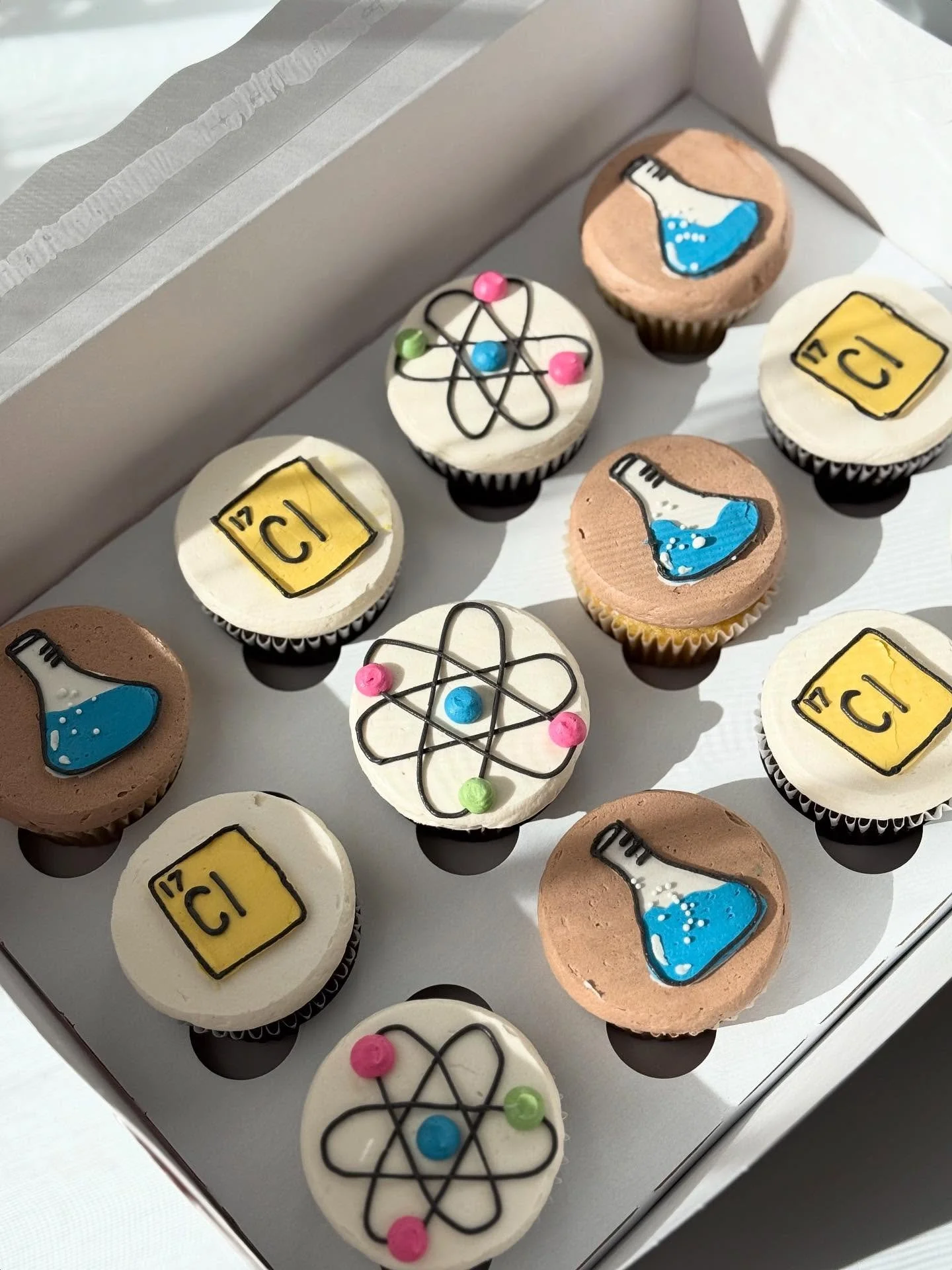 Science Cupcakes 

✨a theme I&rsquo;ve never done before!

✨Beaker- is made using a homemade acetate stencil and sprinkles for bubbles 

✨nucleus -free hand but I did re do them a few times to get them as perfect as possible! 

✨periodic table elemen
