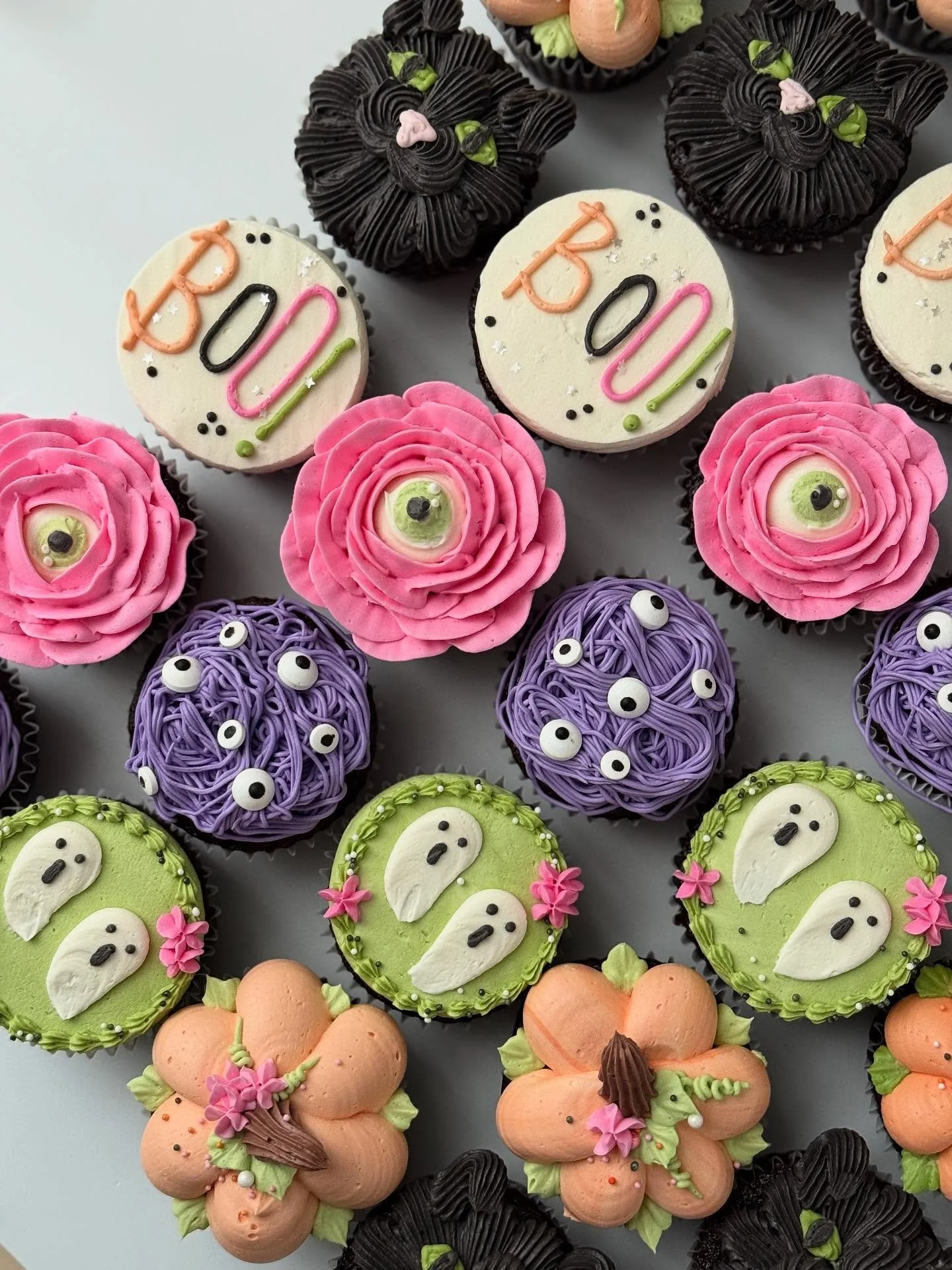 Happy Halloween 🎃 

✨I&rsquo;m so excited about this years set! 

✨I decided to go for after colors and more design updates than usual 

✨would love to hear your fave!

1. Eyeball rose 🌹 
2. Framed ghost 👻 
3. Black cat 🐈&zwj;⬛ 
4. Boo 
5. Pumpki