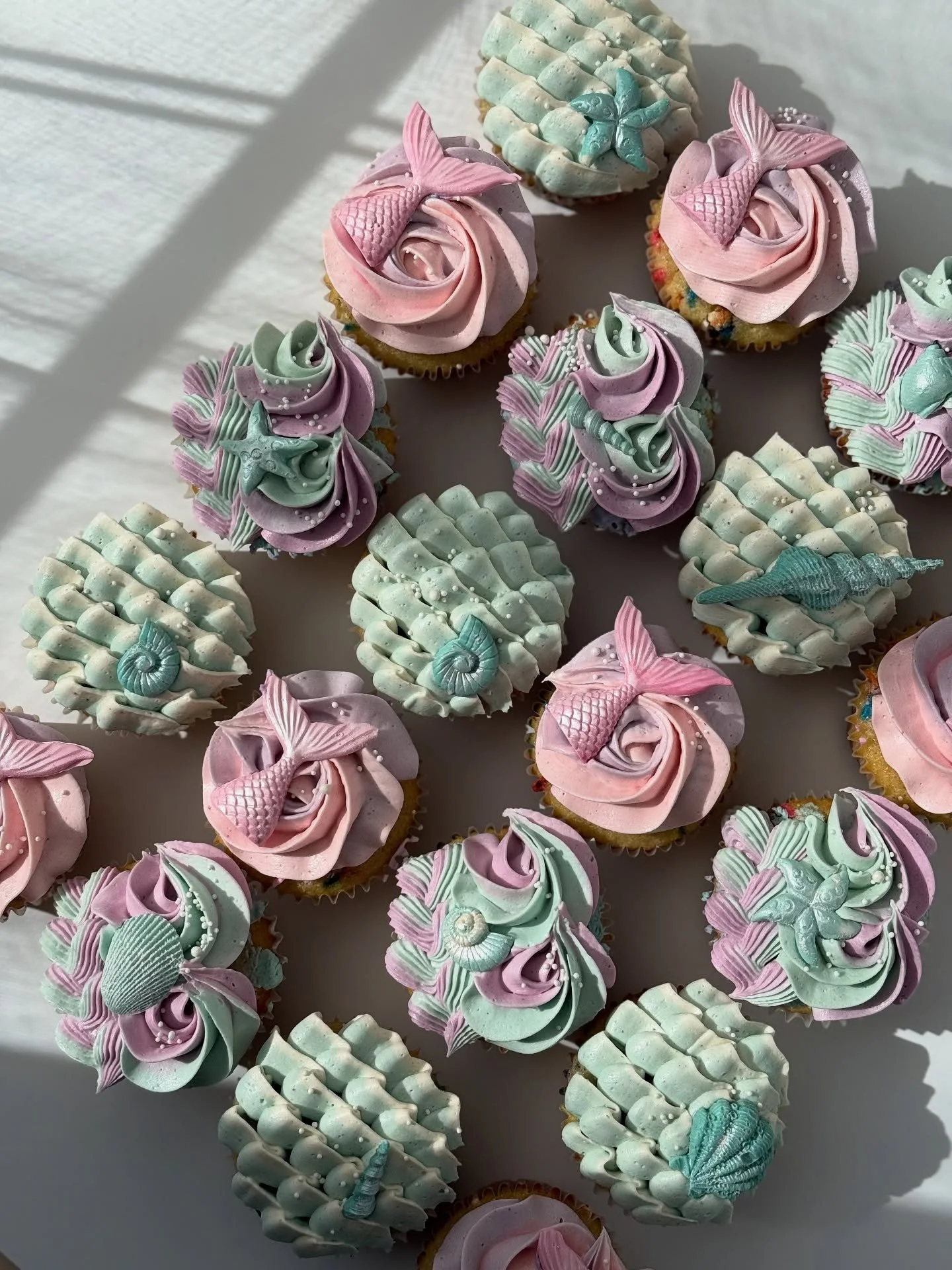 Mermaids are Real Cupcakes 🧜🏻&zwj;♀️

✨fun fact: I decorated all 4 dozen of these in the WRONG buttercream flavor and had to re do them all!!!!

✨I made all the chocolate shells and fins using colour mill chocolate drip &amp; silicone molds

✨ I pa