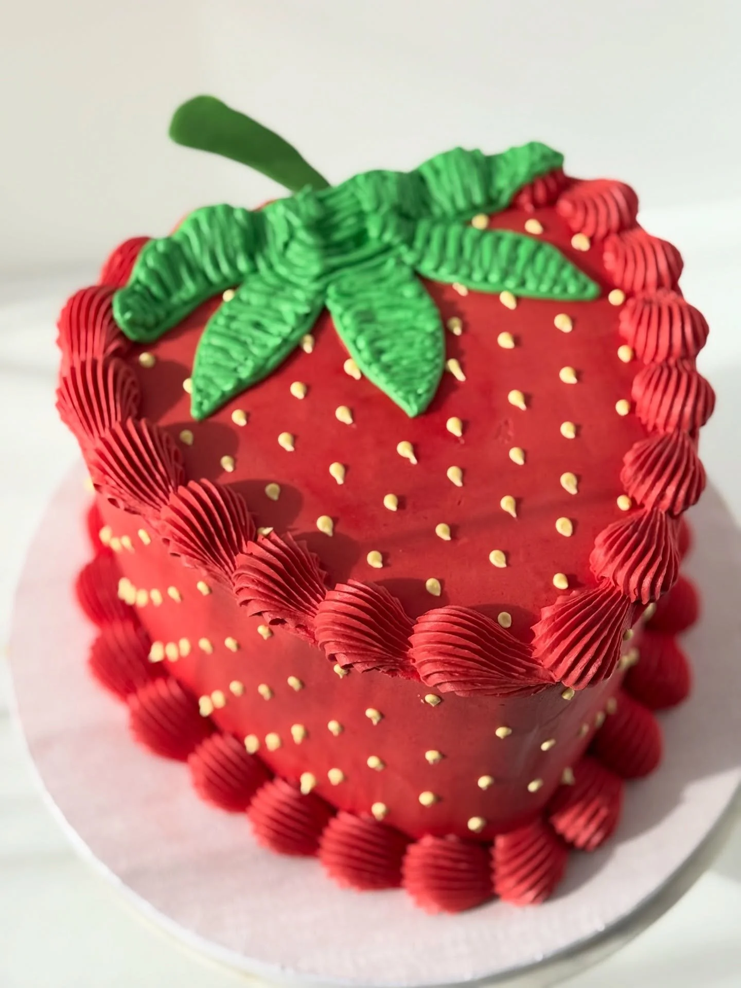 Strawberry Cake 🍓

✨my customer asked for a strawberry shaped cake but I don&rsquo;t do shaped cakes&hellip;

✨I was doing my usual design research when I realized I have heart shaped cake pans and they would look just like a strawberry!

✨I was so 