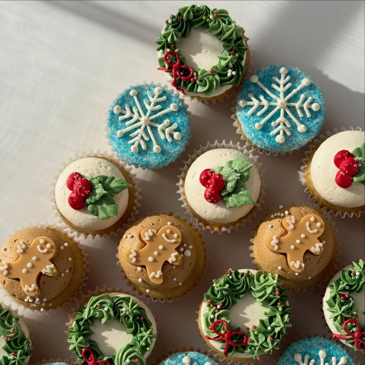 Holiday Minis ❤️

✨which is your fave design 

🫚gingerbread person
❄️snowflake
🔴holly
wreath

Supplies @nycake
Piping tips @wiltoncakes 
Colors @colour.mill 
. 
.
.
.
.
.
#alexlarosabakery #christmascupcakes #holidaycupcakes #hollycupcakes #gingerb