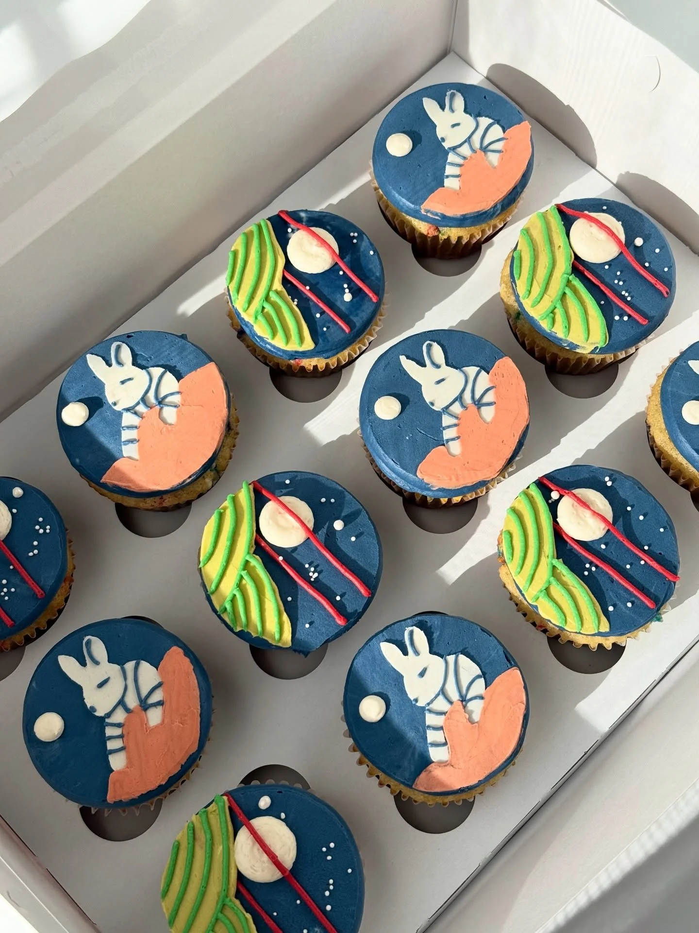 Goodnight Moon Cupcakes 🌕🐰

✨had so much fun designing these Goodnight Moon themed cupcakes 

✨which is your fave?
🪟window with the moon
🐰 bunny in striped pajamas 

Supplies @nycake
Piping tips @wiltoncakes 
Colors @colour.mill 
. 
.
.
.
.
.
#al