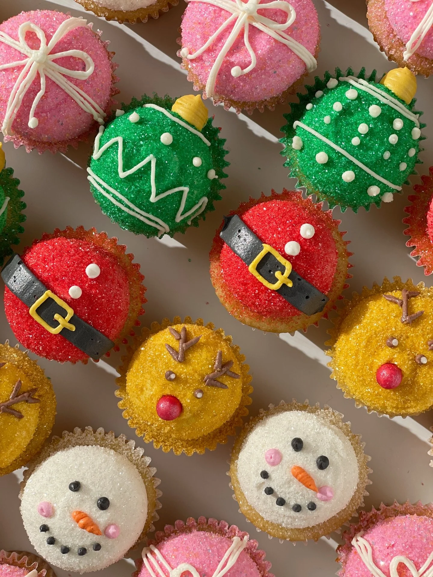 Holiday Minis 

✨sanding sugar is an amazing holiday decorating tool that adds so much sparkle 

Supplies @nycake
Piping tips
Colors
. 
.
.
.
.
.
#alexlarosabakery #holidaycupcakes #christmascupcakes #santacupcakes #reindeercupcakes #presentcupcakes 