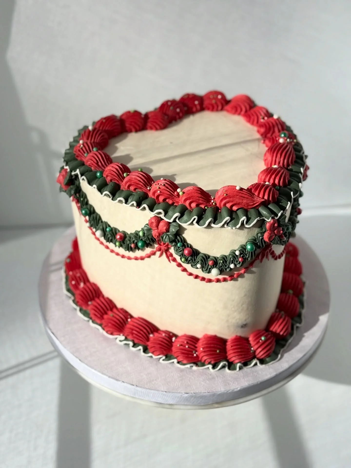 Christmas Heart Cake 

✨last bake of 2025 is this heart shaped Christmas cake

✨olive green replaced your typical grass green for a chic twist

Supplies @nycake
Piping tips @wiltoncakes 
Colors @colour.mill 
. 
.
.
.
.
.
#alexlarosabakery #christmasc