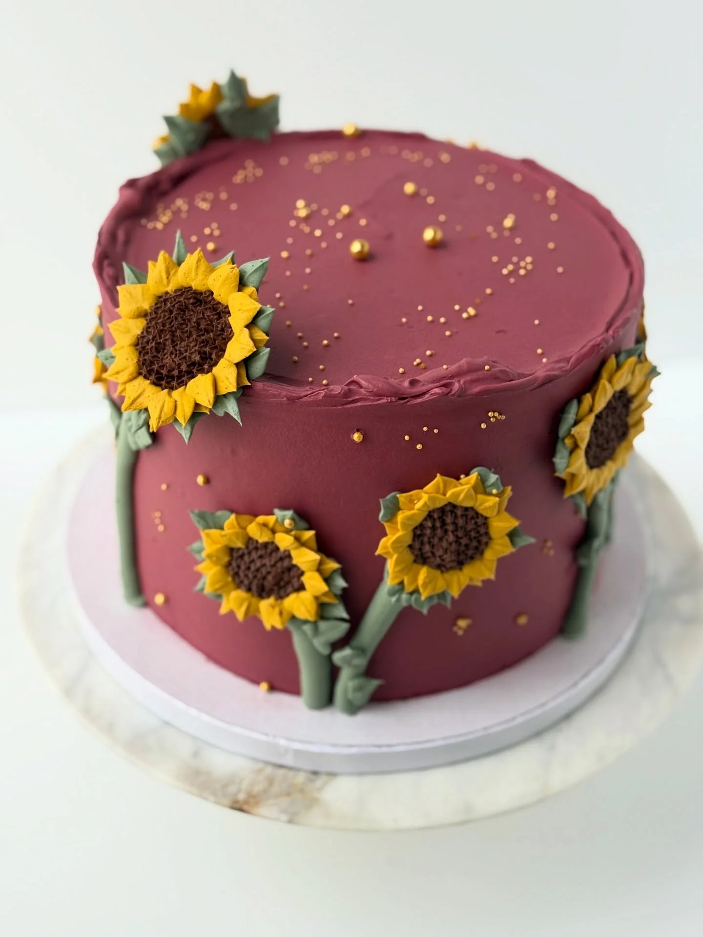 Sunflower Cake🌻 

✨deeper colors are hard to achieve with buttercream but here are some tips!

1. Warm a small amount and add dye to that then add it back to the larger bowl of buttercream. Heat helps activate the dye
2. Use an immersion blender - t