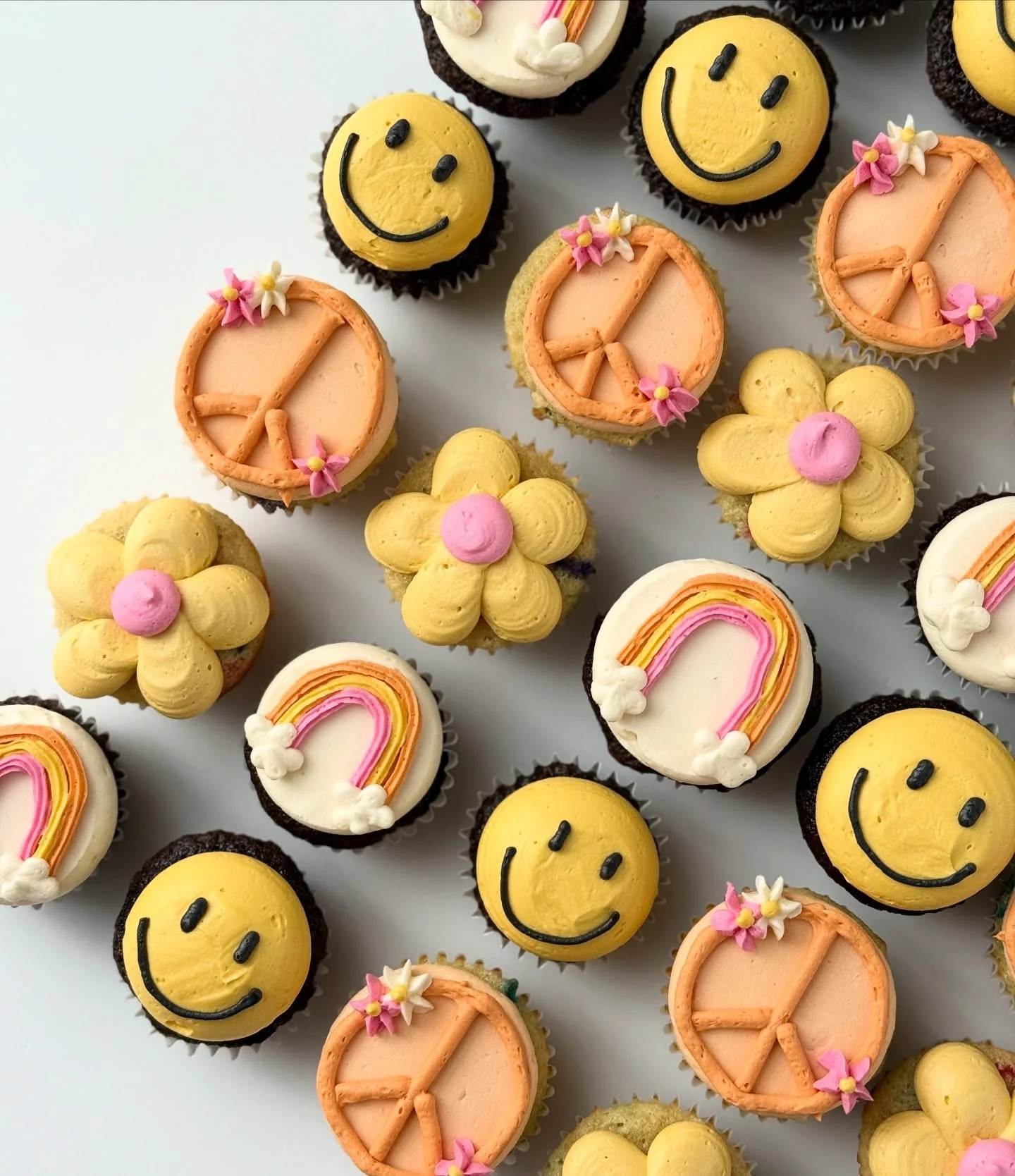 Groovy Cupcakes 🌼☮️✌🏼🙂🌈

✨designed this set of minis for a little girls 5th birthday. I&rsquo;ve been lucky enough to work with this family for 5 years and make every one of her birthday cakes &amp; cupcakes.

✨which is your fave?
☮️peace sign 
?