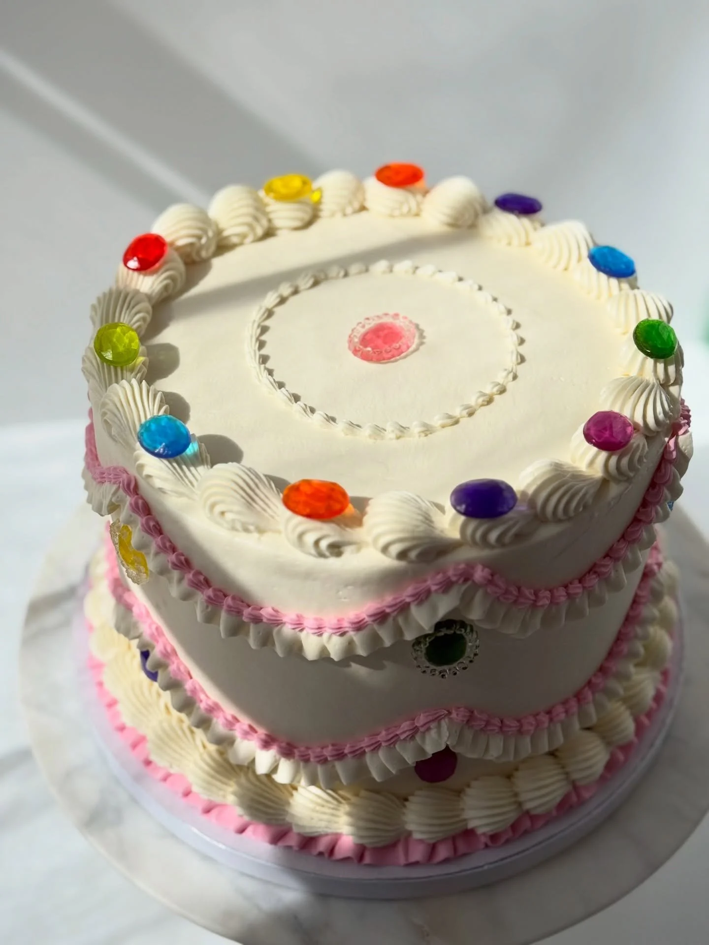 Bedazzled Cake 💎

✨ I absolutely love seeing the bedazzled cake trend but they are all made with inedible gemstones from the craft store

✨ these gemstones are all 100% edible. They are made out of isomalt which is sugar

✨ you need to put on the ge