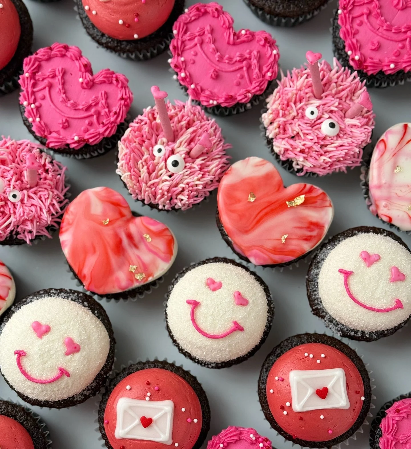 Valentine&rsquo;s Day Cupcakes 🩷

✨pick up Friday February 13 in the afternoon &amp; evening 

✨chocolate with vanilla buttercream 

✨no order minimum, $6 each

✨pick up in park slope Brooklyn

✨similar but updated designs (these are last years) if 