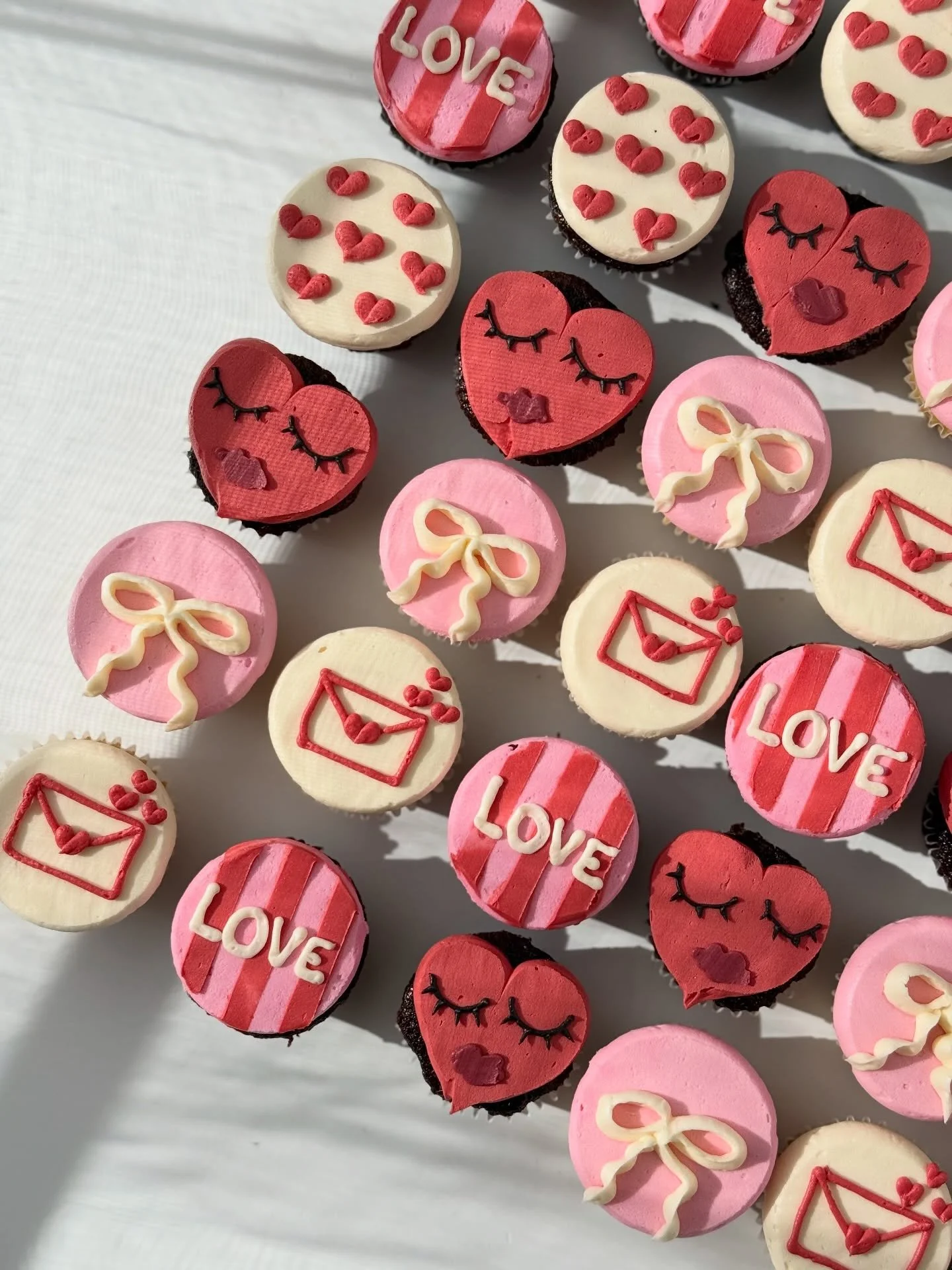 Valentine&rsquo;s Day cupcakes ❤️

✨made these minis for a customers Galentine&rsquo;s and adore how they came out 

✨will be borrowing some of these designs for my Valentine&rsquo;s Day set this year

✨I still have a few spots left to order Valentin