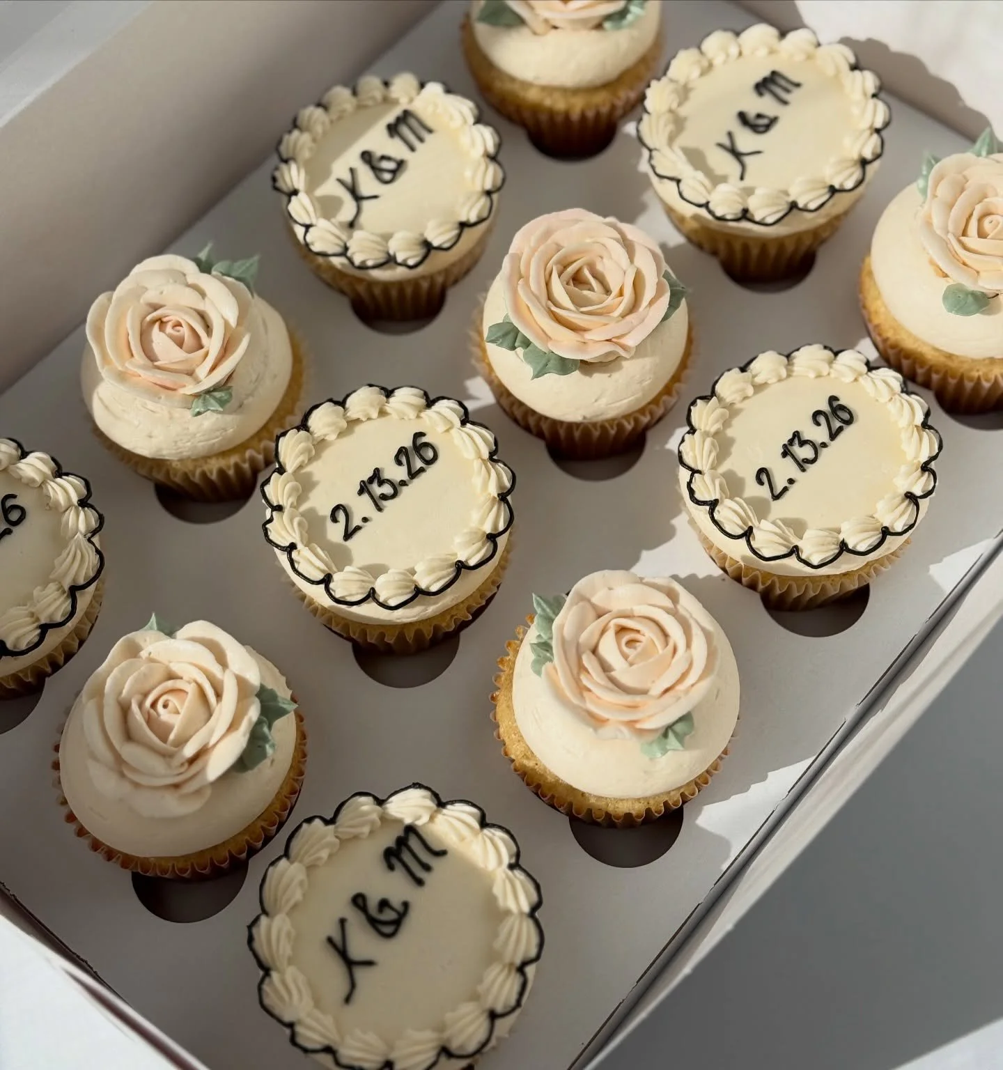 Bridal Cupcakes 💍

✨great for a bridal shower, rehearsal , or a wedding

✨loving the customization with the date &amp; initials

✨the black and white feels like such a modern twist (thanks to the bride who gave me these colors)

Supplies @nycake
Pip