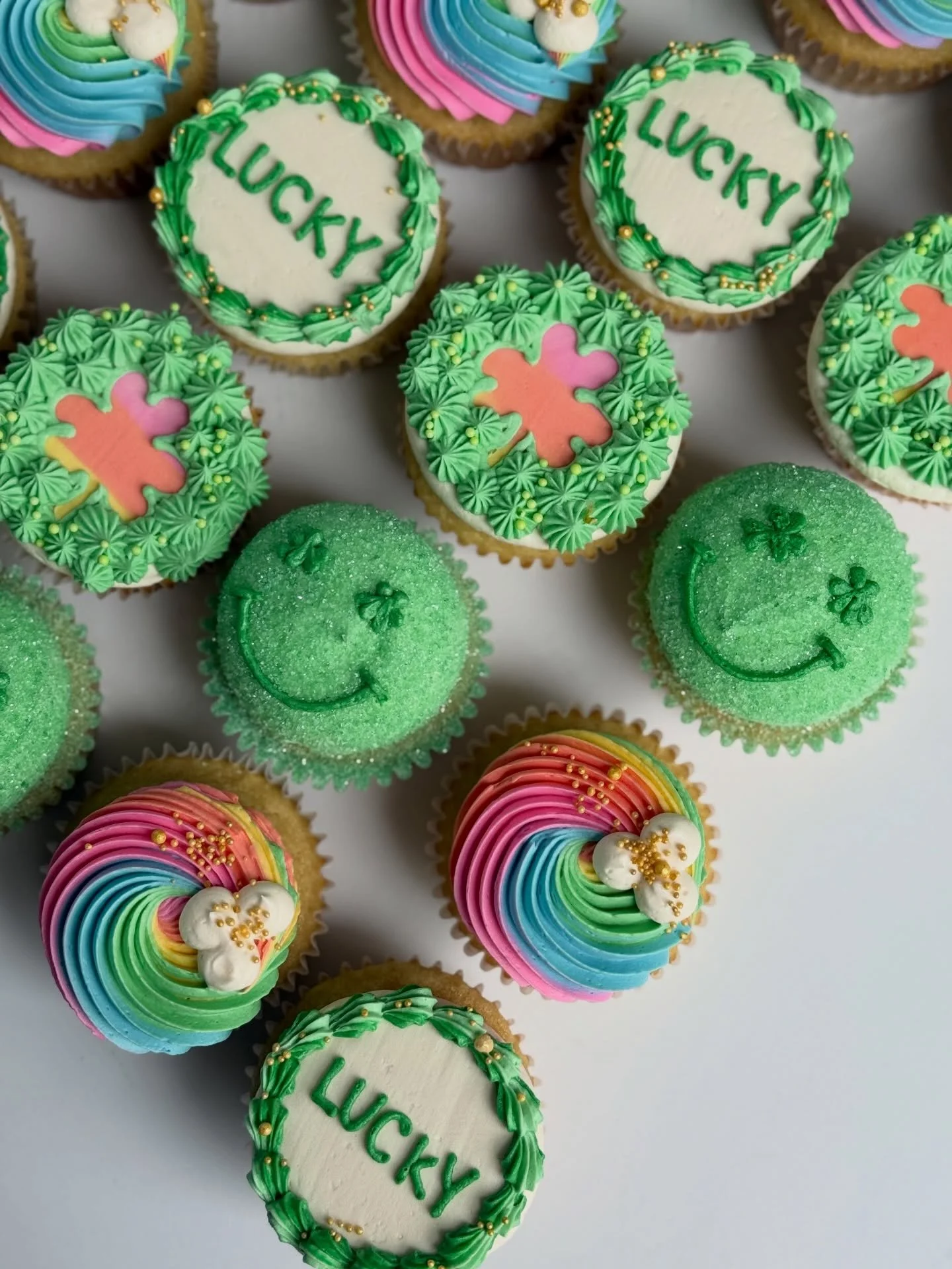 St. Patrick&rsquo;s Day Cupcakes 🍀

✨pick up Monday March 16 5:15-8pm or Tuesday March 17 10am-12pm

✨vanilla cupcakes w/ vanilla buttercream 

✨surprise mix of designs, similar to the pic but updated 

✨$6 each

✨fill out the form in my bio to purc