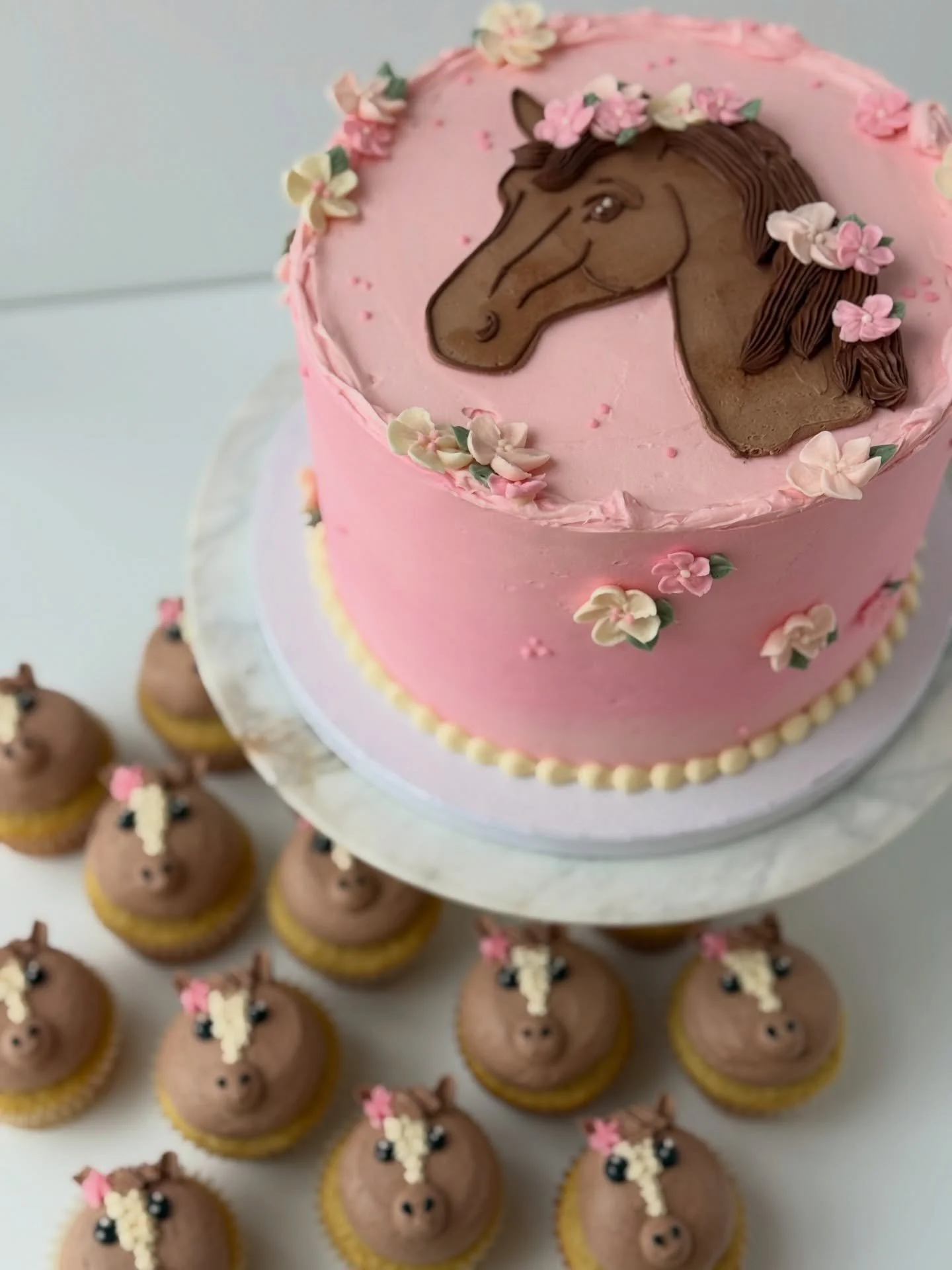 Supplies @nycake
Piping tips @wiltoncakes 
Colors @colour.mill 
. 
.
.
.
.
.
#alexlarosabakery 
#horsecake #horsecupcakes #derbycakes