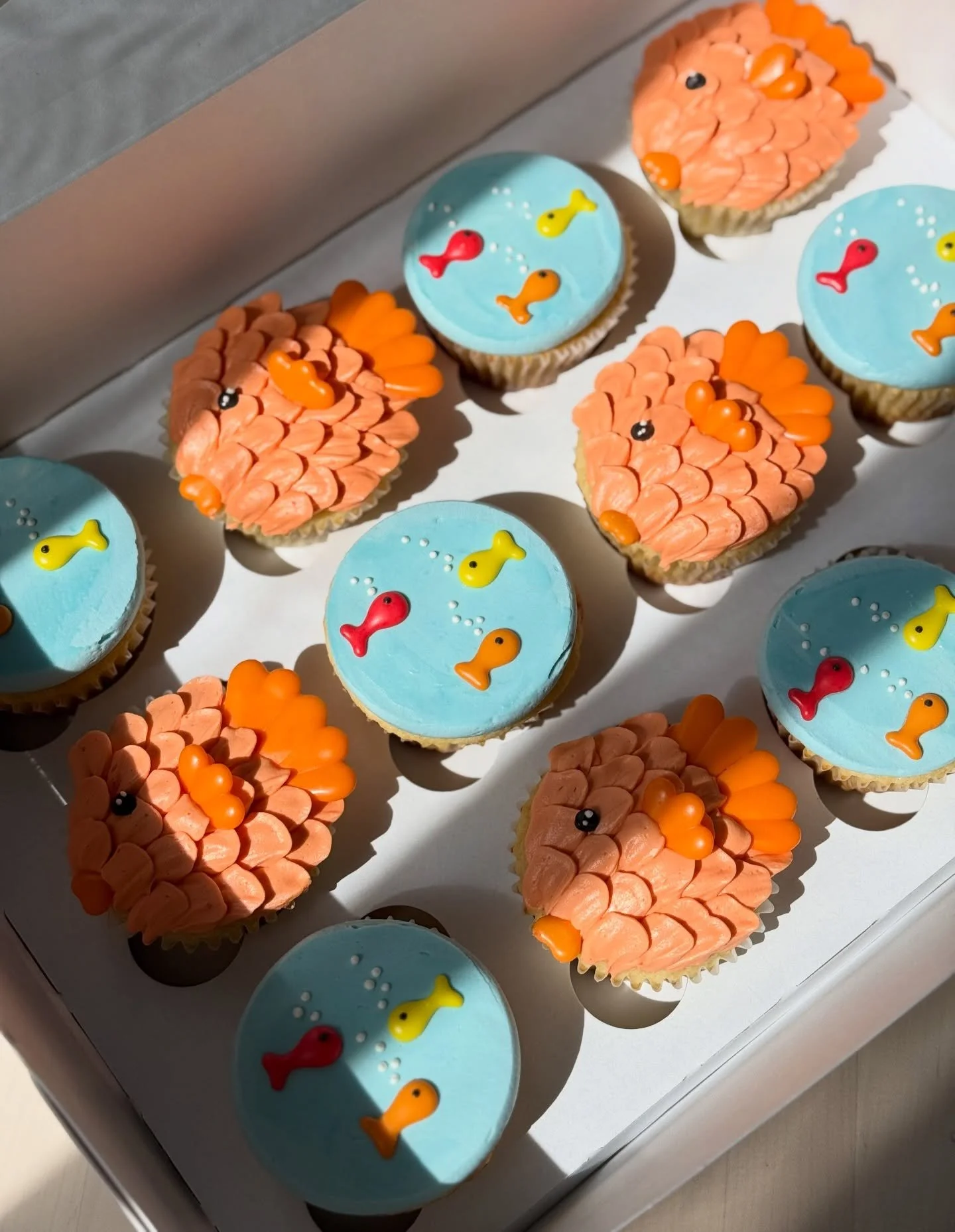 Fish Cupcakes 

✨I made these orange fish with a petal tip 103 (I really with I made a video)

✨the lips and fins are royal icing transfers 

✨for the fish trio those are all royal icing transfers with buttercream bubbles 

Supplies @nycake
Piping ti