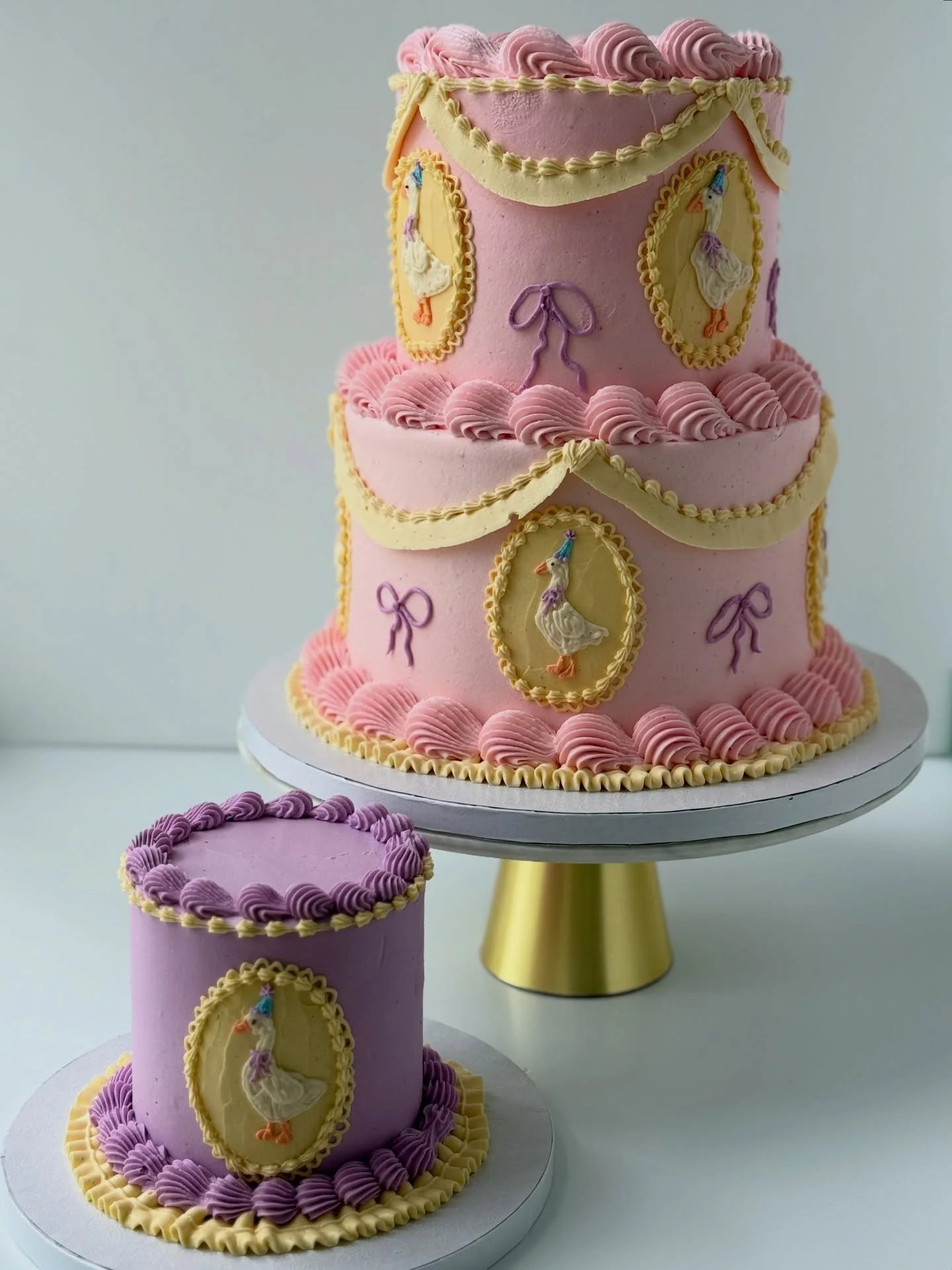 One Silly Goose 🪿

✨loving this silly goose trend and was so excited for these cakes 

✨I started with the oval cameo shapes and then added the scalloped edge and rope borders 

✨my projector came in handy here for the shape of the goose 

✨I took v