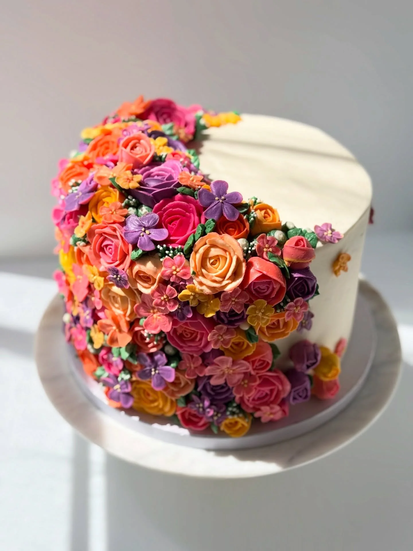 Botanical Blooms 🌸

✨one of the most intricate cakes I&rsquo;ve ever made!

✨I lost track of the hours of piping and got into the meditation of it, the biggest problem was lack of freezer space to pipe them all at once

Supplies @nycake
Piping tips 