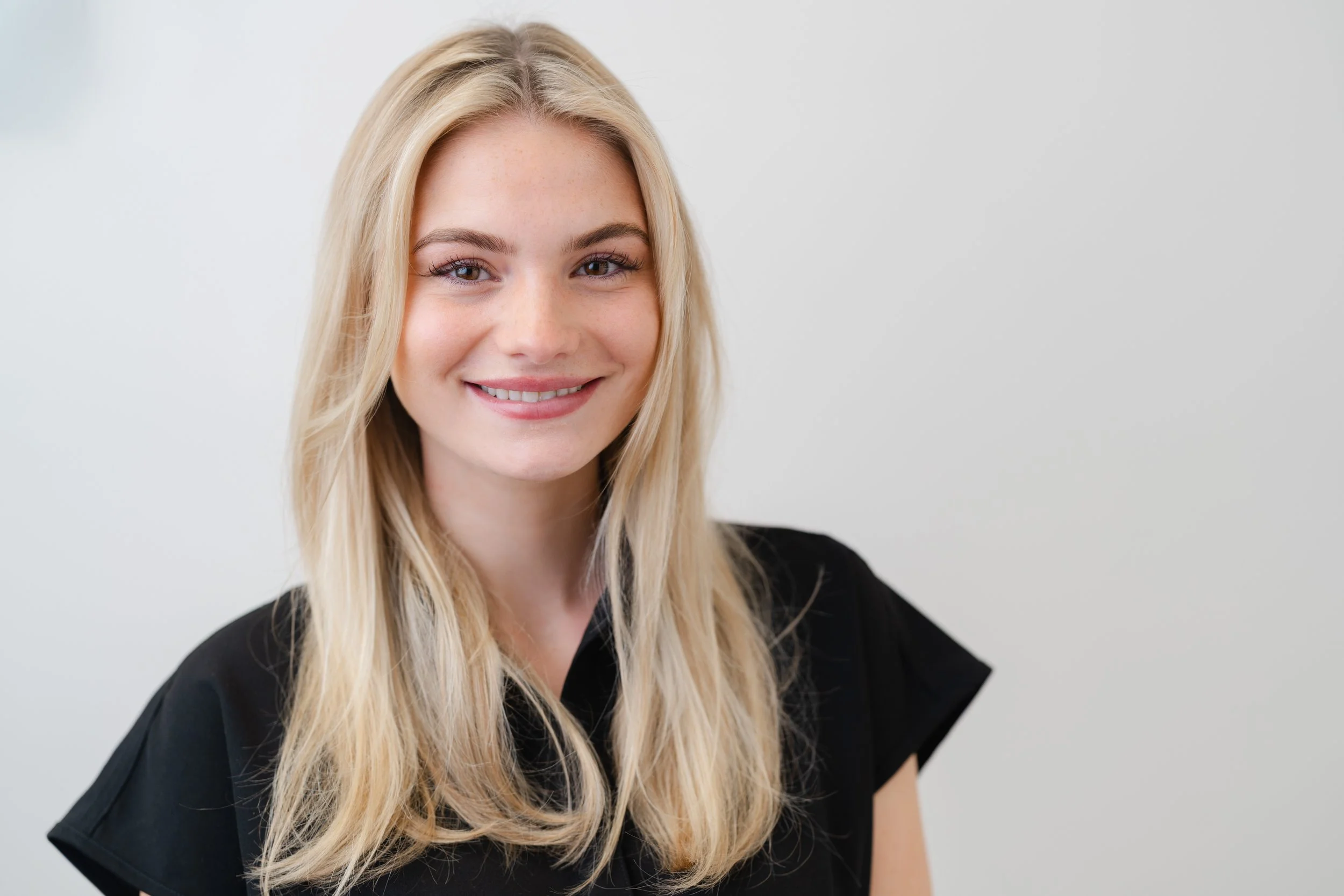 HOW TO TAKE A PROFESSIONAL LINKEDIN PHOTO (Without Feeling Like a Robot)