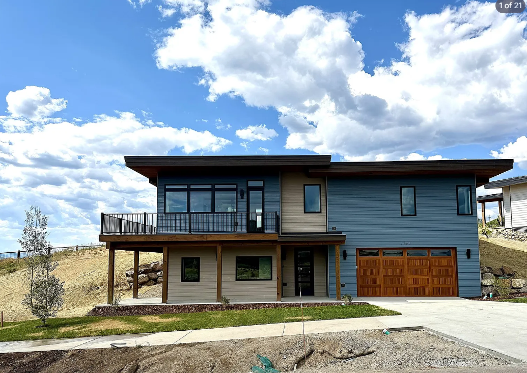 1781 Sunlight Drive  
  MLS: S1062725    
  $2,511,838   
